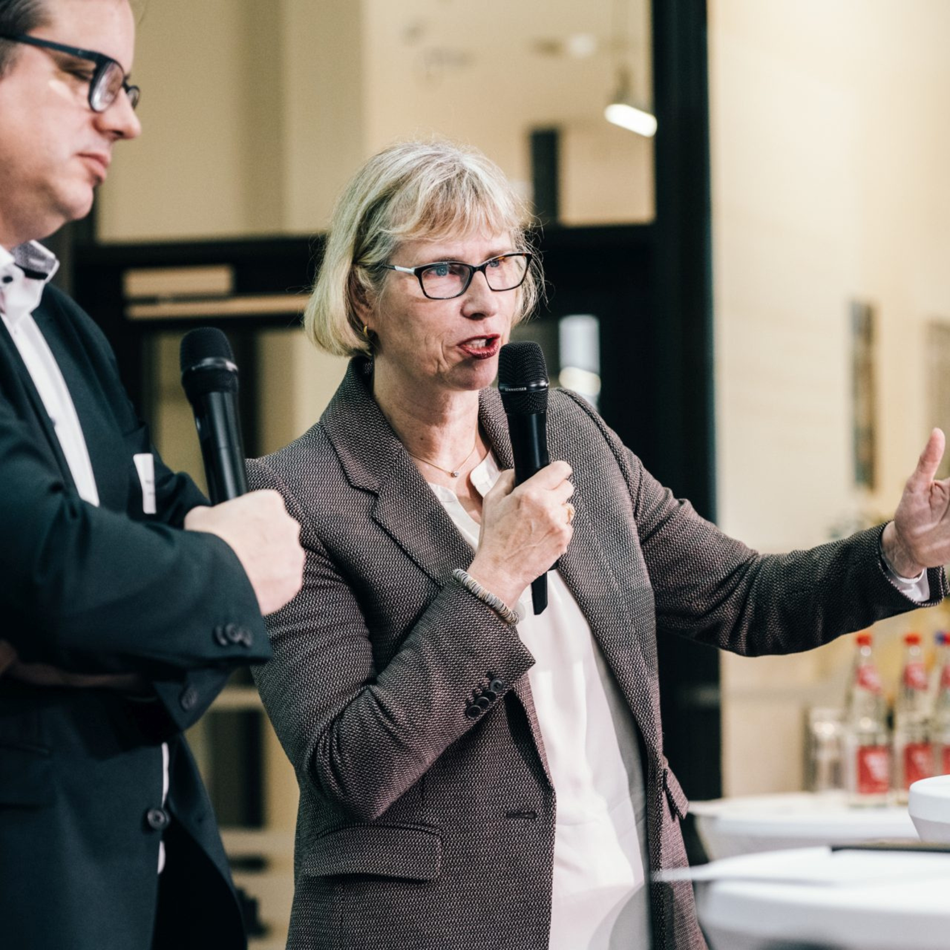 NHW-Geschäftsführerin Monika Fontaine-Kretschmer mit Mikrofon in der Hand bei der DV-Jahrestagung in Berlin 
