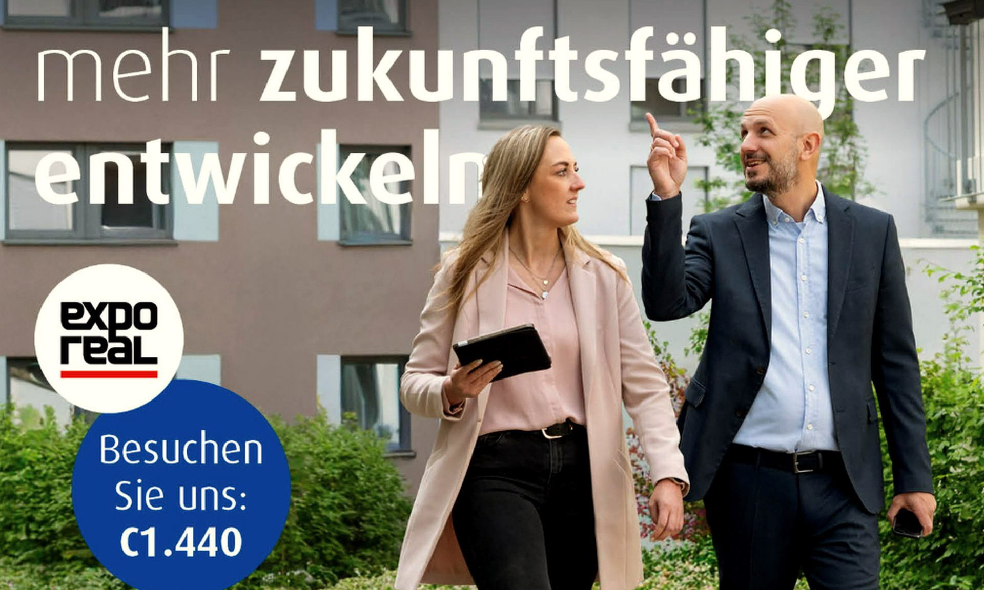 Eine Frau und ein Mann laufen nebeneinander. Oben der Schriftzug: mehr zukunftsfähiger entwickeln. Plus das Logo der Expo Real und der Hinweis auf den NHW-Stand 440 in Halle C1