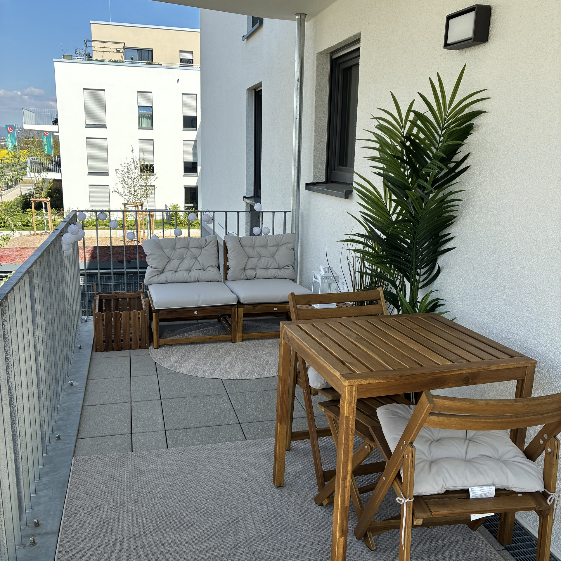 Zu sehen ist der mit IKEA eingerichtete Balkon in der Musterwohnung des Elisabethentors