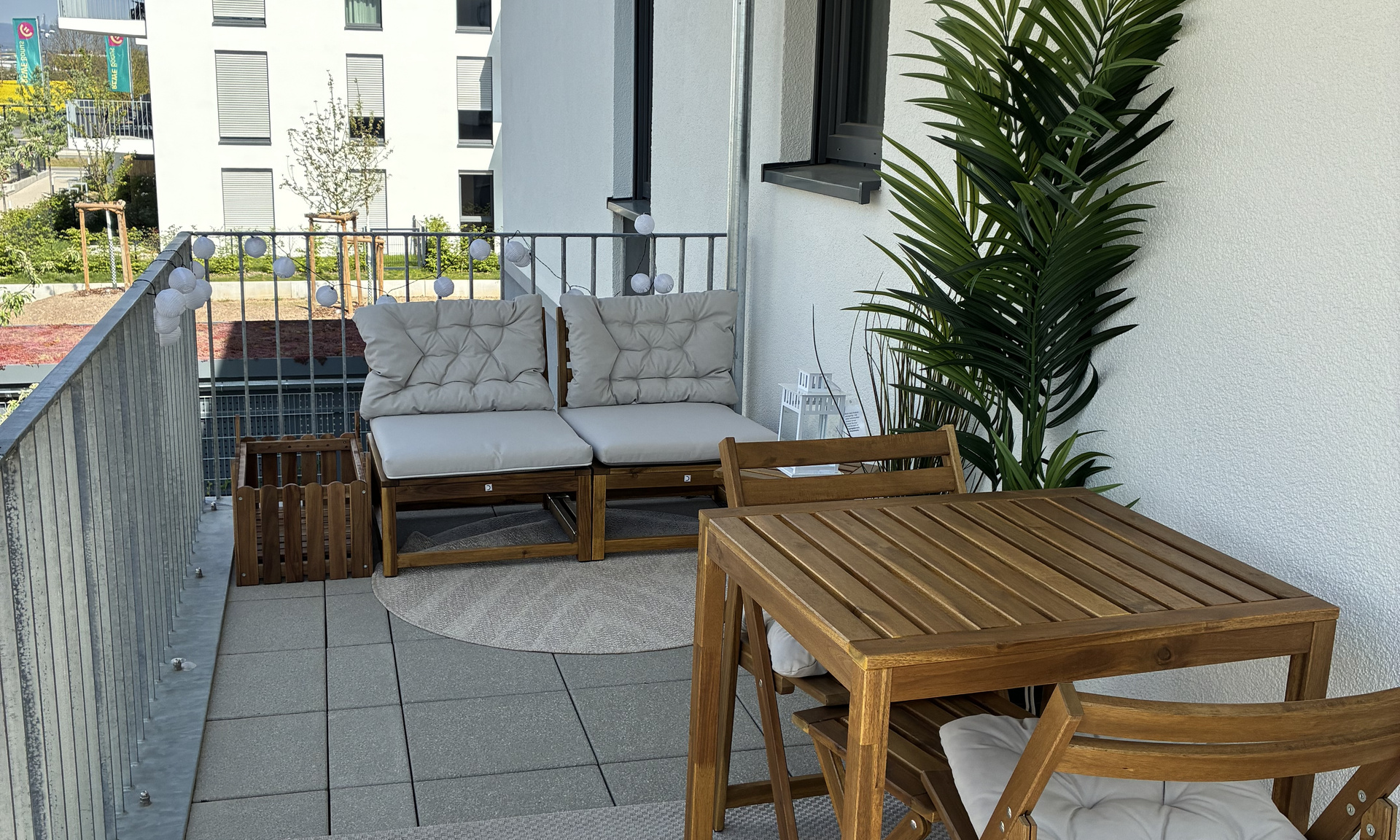 Zu sehen ist der mit IKEA eingerichtete Balkon in der Musterwohnung des Elisabethentors