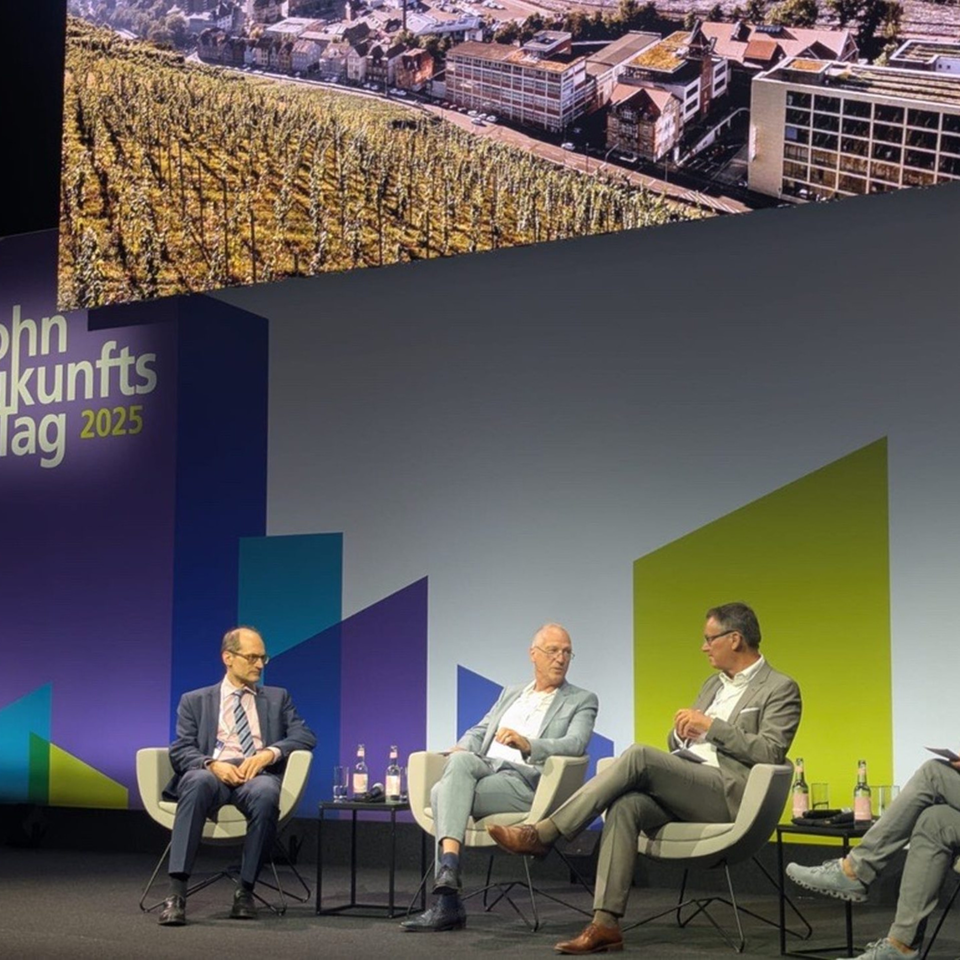 Leitender NHW-Geschäftsführer Dr. Thomas Hain, Prof. Dr. Manfred Fisch (Mitbegründer Initiative Praxispfad CO2-Reduktion im Gebäudesektor), Stefan Moser (Europäische Kommission, Generaldirektion Energie) und GdW-Präsident Axel Gedaschko beim Wohnzukunftstag in Berlin 