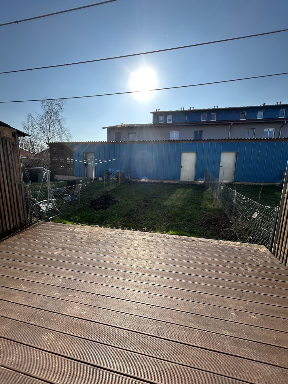 Terrasse mit Gartenanteil und Schuppen
