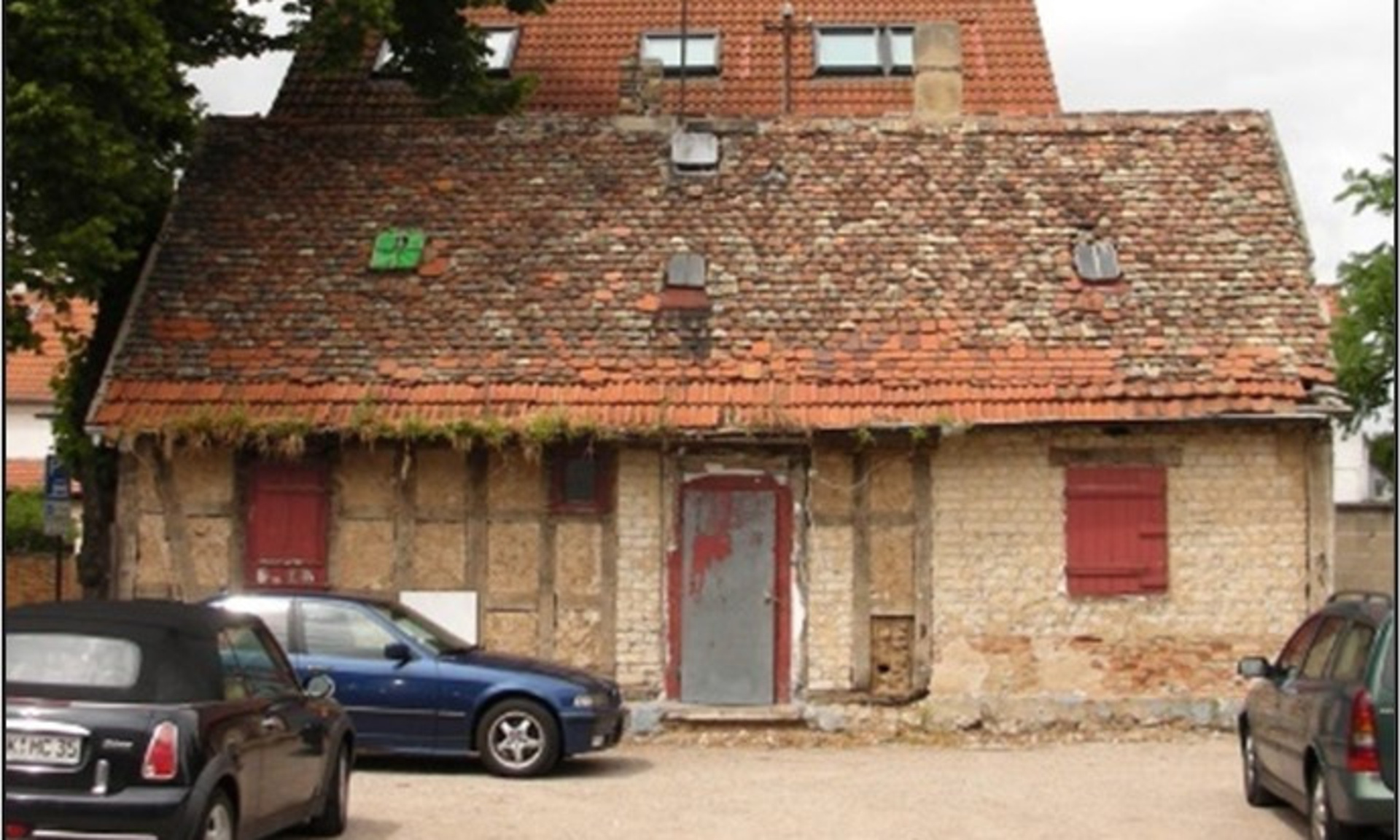 Außenansicht eines maroden Hauses.