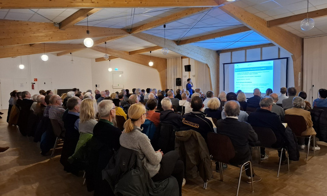 Blick von hinten auf die Besucherinnen und Besucher des Infoabends in Heusenstamm