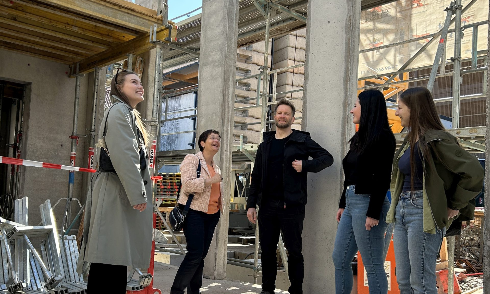 In Bad Hersfeld informierte sich Bürgermeisterin Hofmann bei einer Baustellenführung durch den Architekten Mathias Tscheuschler über den Baufortschritt des Stadt- und Kreisarchivs in Bad Hersfeld.