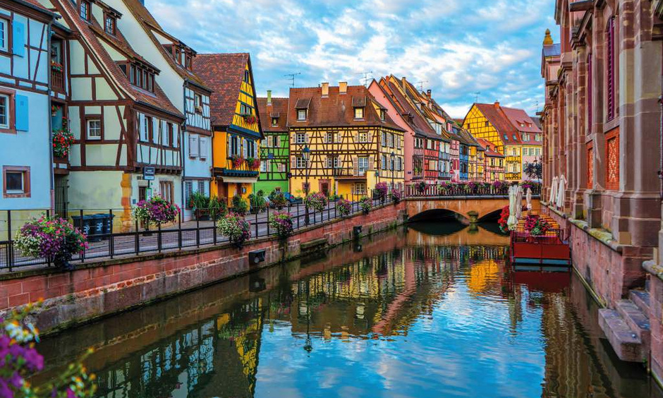 Fluss führt zwischen Fachwerkhäusern in Colmar durch