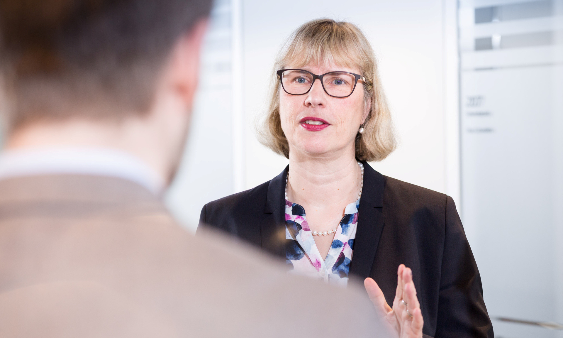 Frau Fontaine-Kretschmer im Gespräch