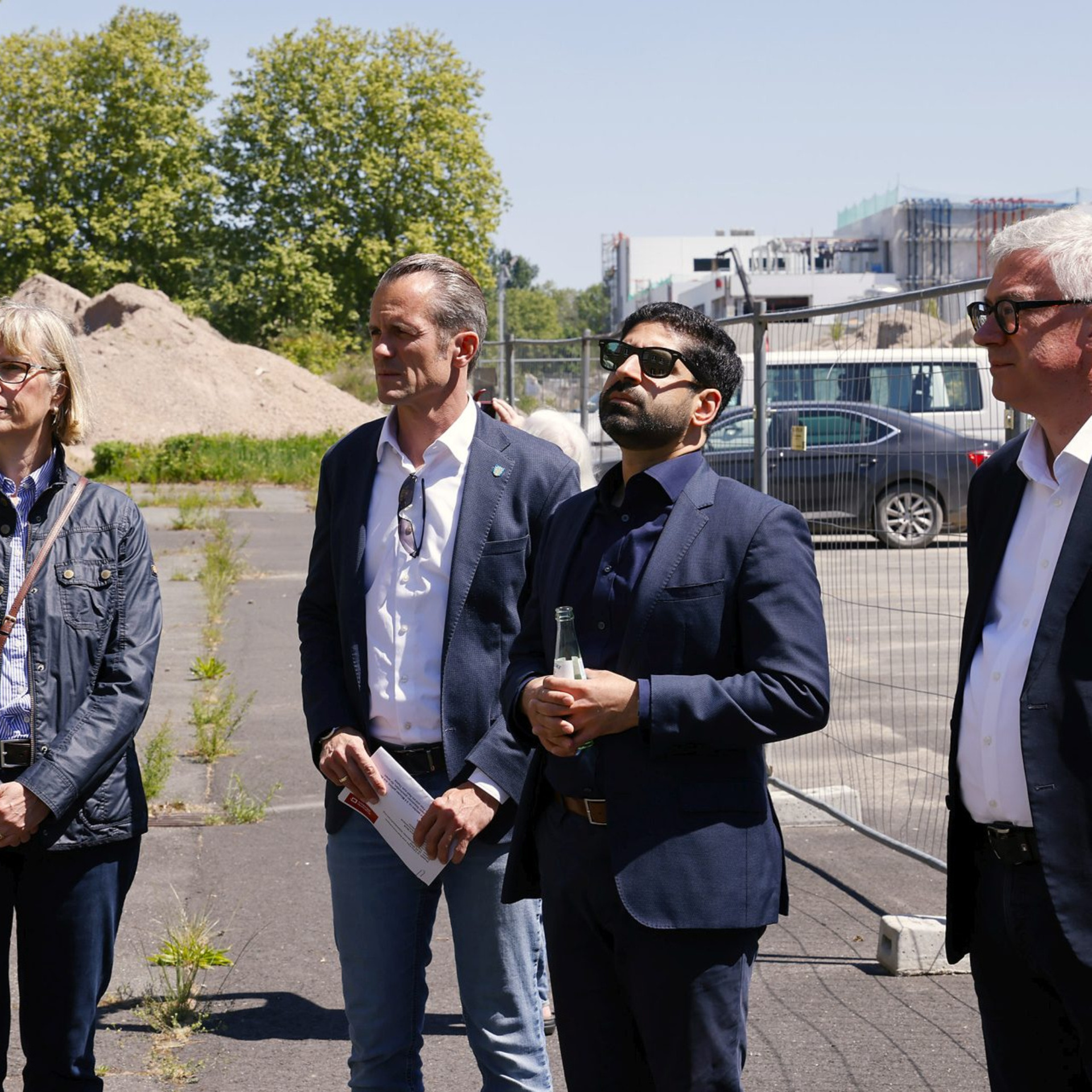 Hessens Wirtschaftsminister Kaweh Mansoori (3.v.li.), Offenbachs Oberbürgermeister Felix Schwenke (2.v.li.) sowie NHW-Geschäftsführerin Monika Fontaine-Kretschmer und Markus Eichberger (NHW, Leiter Unternehmensbereich Stadtentwicklung) besichtigen den Innovationscampus Offenbach.