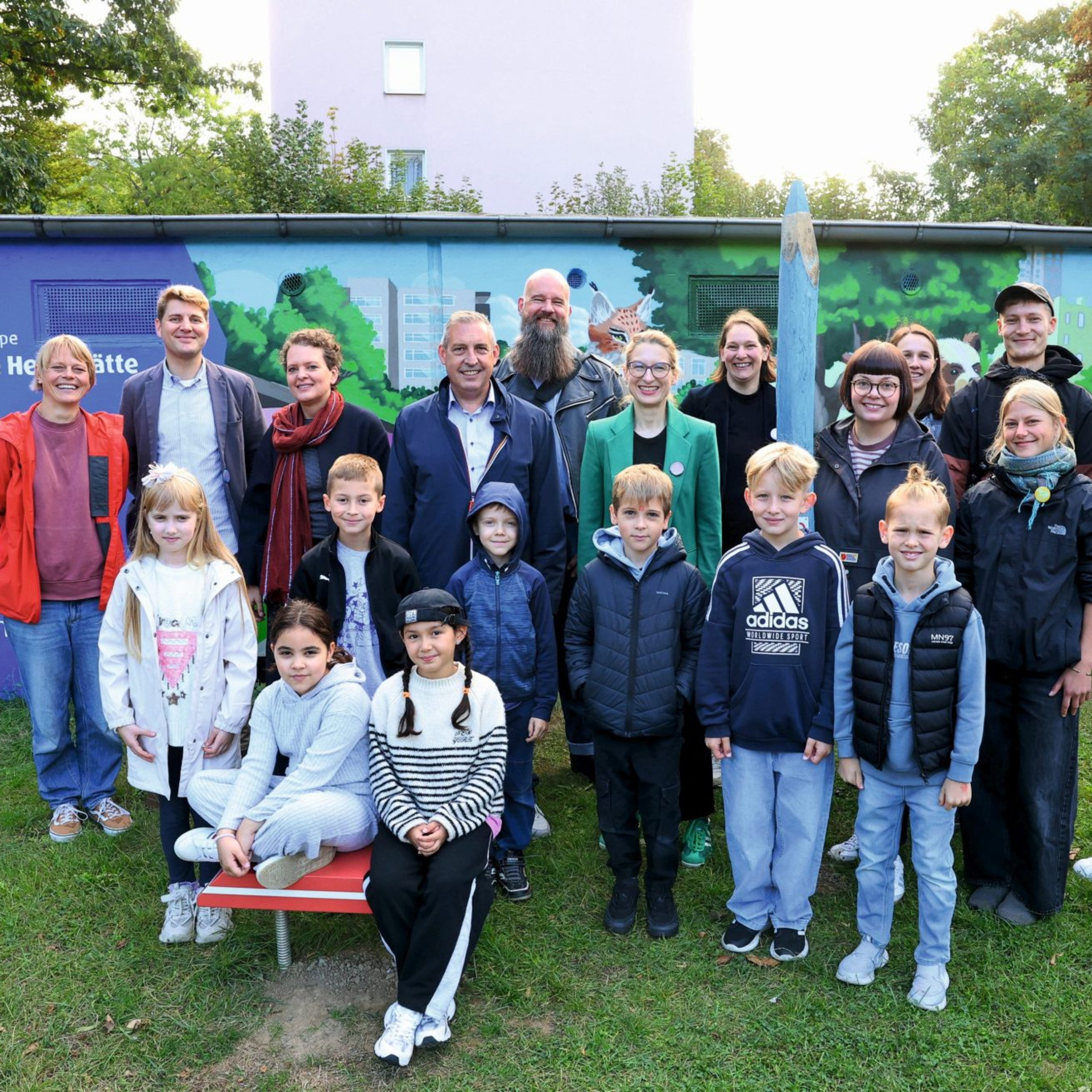 Gemeinsam für mehr Schulwegsicherheit: Waldauer Kinder mit (hinten v. li.), Annika Buchholtz (Schulsozialarbeiterin Grundschule Waldau), Alexander Hauschild, Susanne Hardekopf, Sascha Holstein, Carsten Millat (alle NHW), Bürgermeisterin Nicole Maisch, Simone Dieling (Koordinatorin der Bildungsregion Waldau, Schulleiterin Anne Müller, Annika Wärncke (Stadtteilmanagement Forstfeld und Waldau), die Künstler Sander Barthel und Dana Bormann (vor ihm) sowie Ortsvorsteher Dirk Seeger. 
