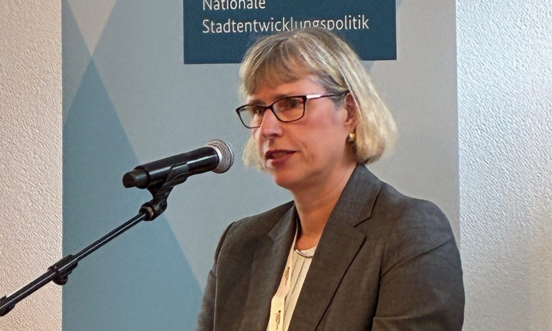 NHW-Geschäftsführerin Monika Fontaine-Kretschmer bei ihrem Vortrag auf dem Bundeskongress Nationale Stadtentwicklungspolitik
