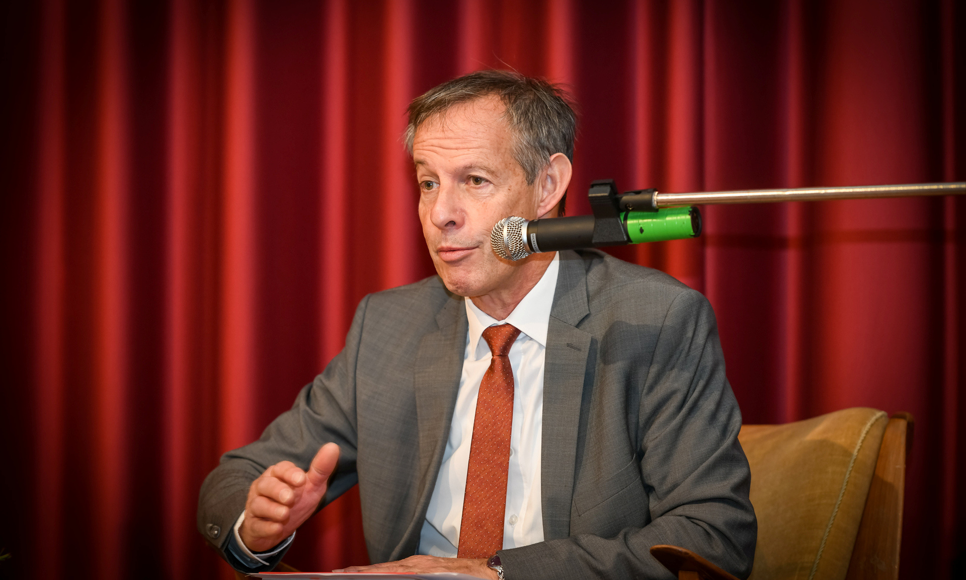 Oberbürgermeister Udo Bausch am Mikrofon.