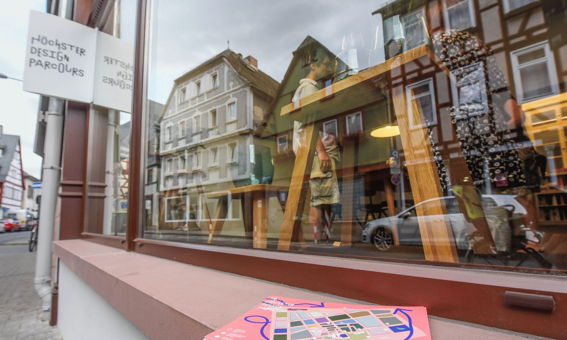 Blick ins Schaufenster eines Geschäfts in Höchst
