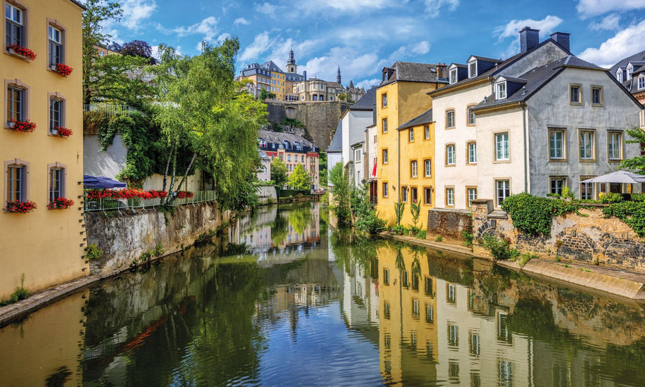 Fluss und Häuser in Luxemburg.