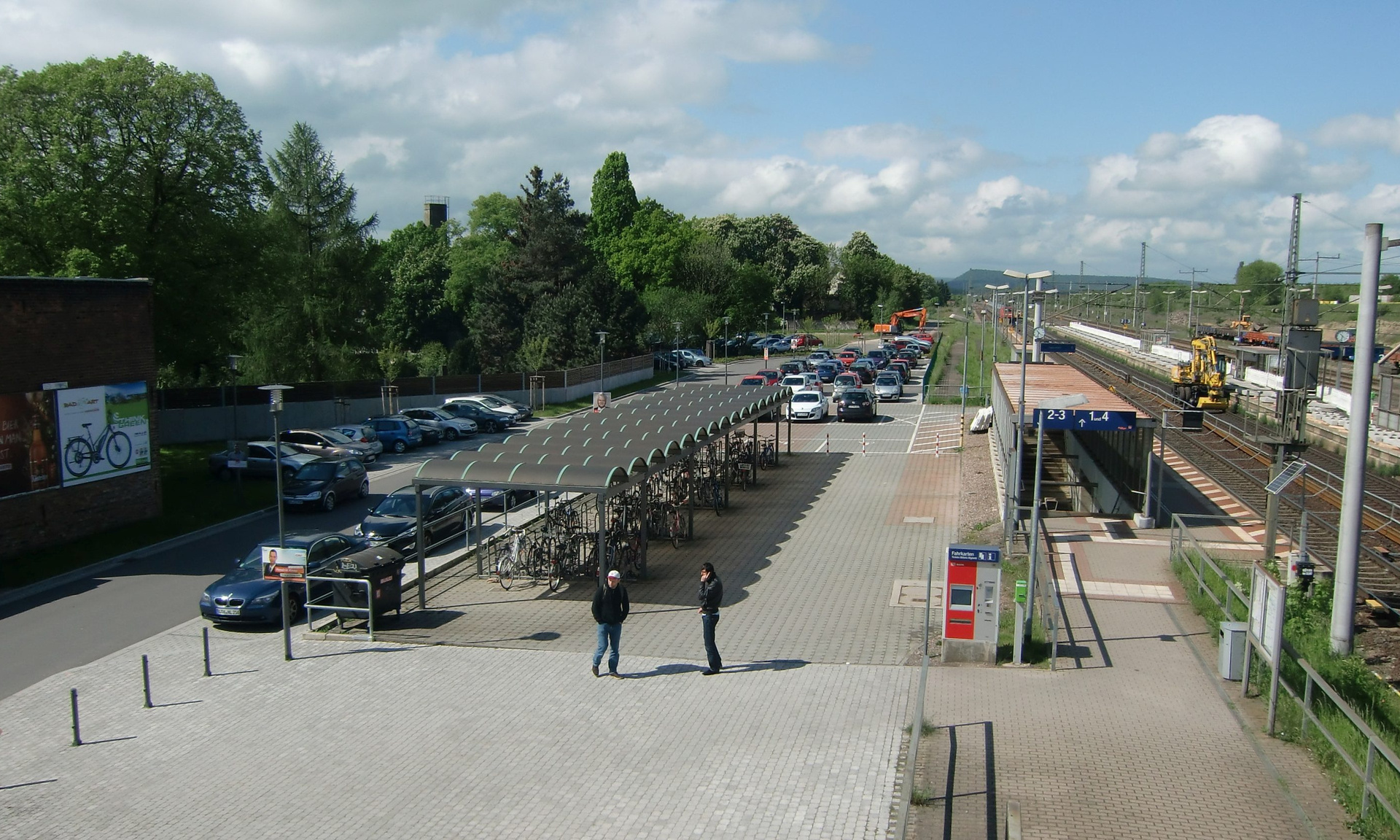 Der rundum erneuerte Bahnhofsvorplatz von Nesse-Apfelstädt mit Parkplätzen und Fahrradabstellplätzen