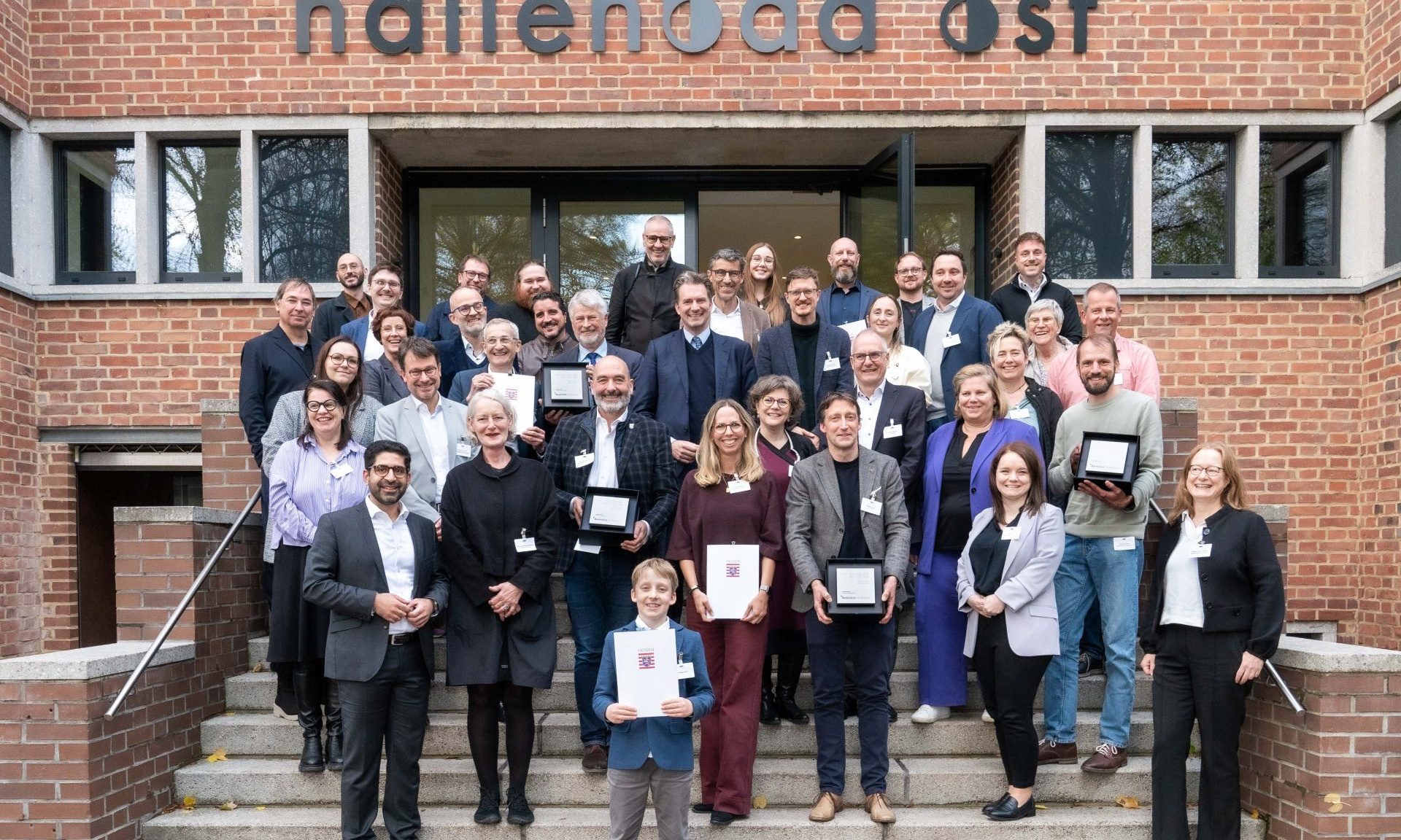 Vertreter der fünf Preisträger des Hessischen Landespreises Baukultur mit Staatsminister Kaweh Mansoori und Kassels Oberbürgermeister Sven Schoeller 