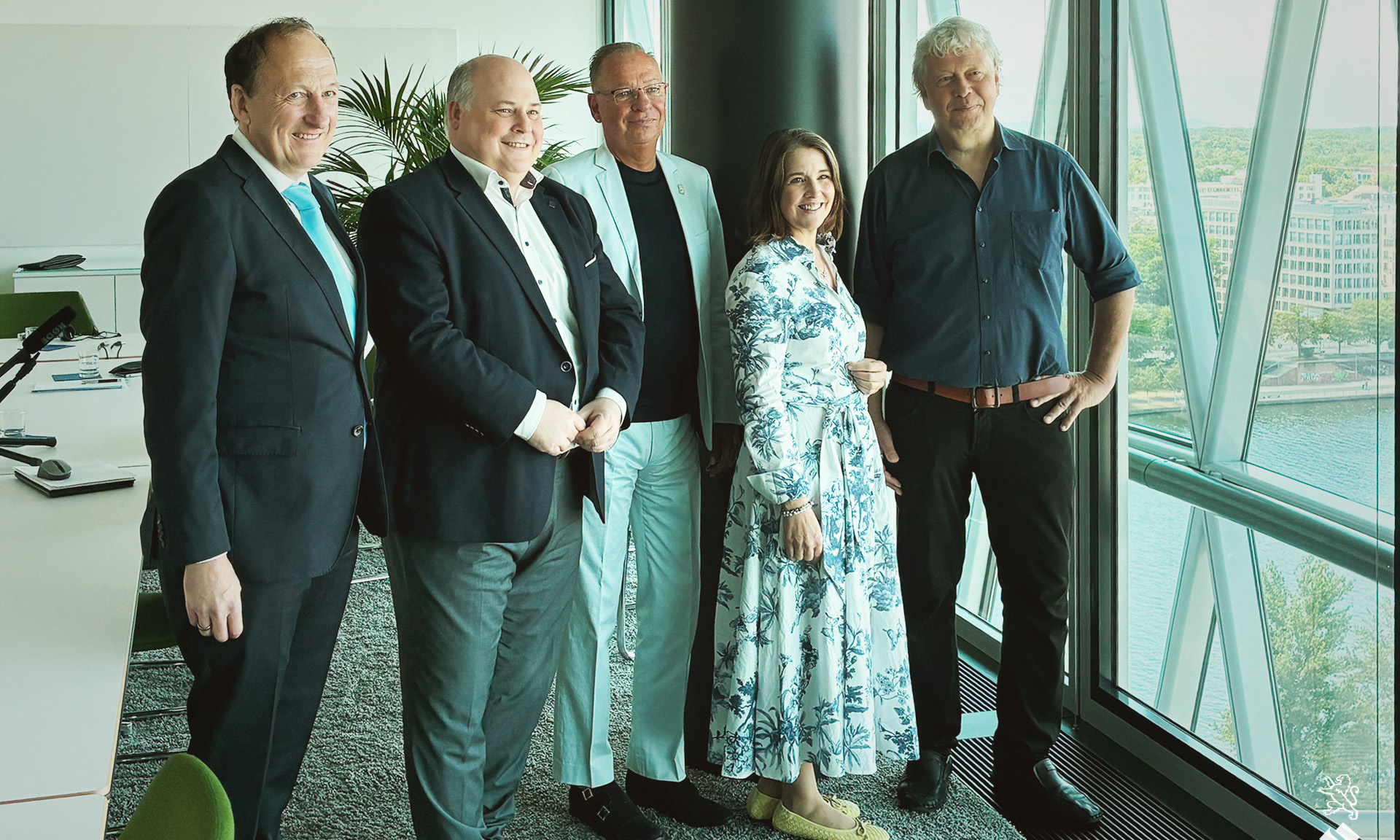 Die Frankfurter Unternehmerrunde mit Fabian Klingler (abrdn Investments Deutschland AG), Ansgar Roese (Wirtschaftsförderung Frankfurt GmbH), Reimund Kaleve (Unternehmensgruppe Nassauische Heimstätte | Wohnstadt),  Anja Peter (Helaba) mit Moderator Dirk 