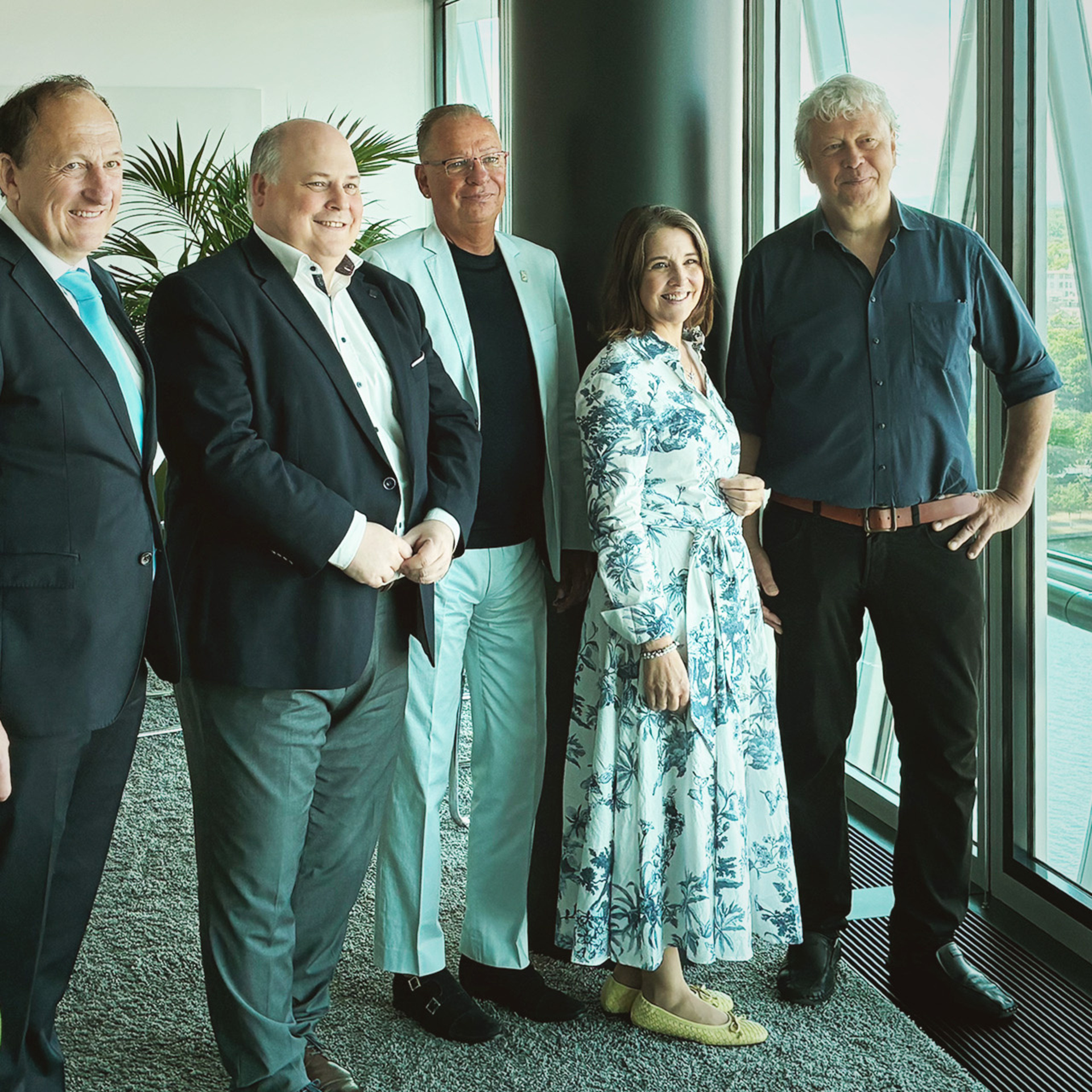 Die Frankfurter Unternehmerrunde mit Fabian Klingler (abrdn Investments Deutschland AG), Ansgar Roese (Wirtschaftsförderung Frankfurt GmbH), Reimund Kaleve (Unternehmensgruppe Nassauische Heimstätte | Wohnstadt),  Anja Peter (Helaba) mit Moderator Dirk 