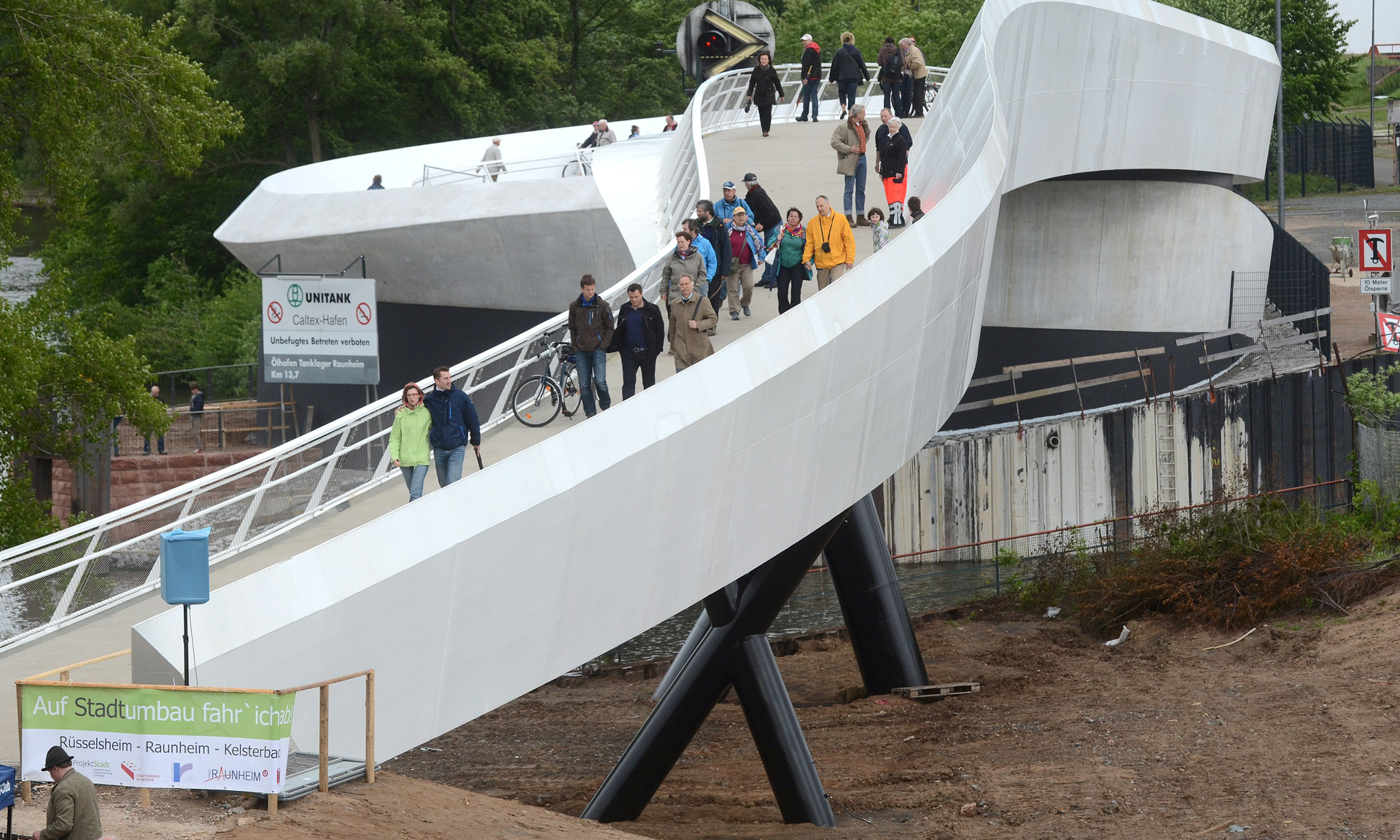 Einweihung der Ölhafenbrücke in Raunheim