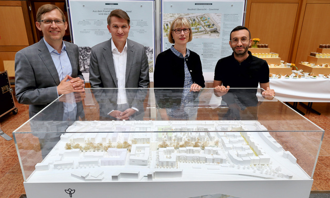 Staatssekretär Jens Deutschendorf (l.), Ralf Werner (Instone, 2. v. l.), Monika Fontaine-Kretschmer (NHW, 2. v. r.) und Planungsdezernent Mike Josef (r.) eröffneten gemeinsam die Ausstellung. Foto: NHW / Thomas Rohnke
