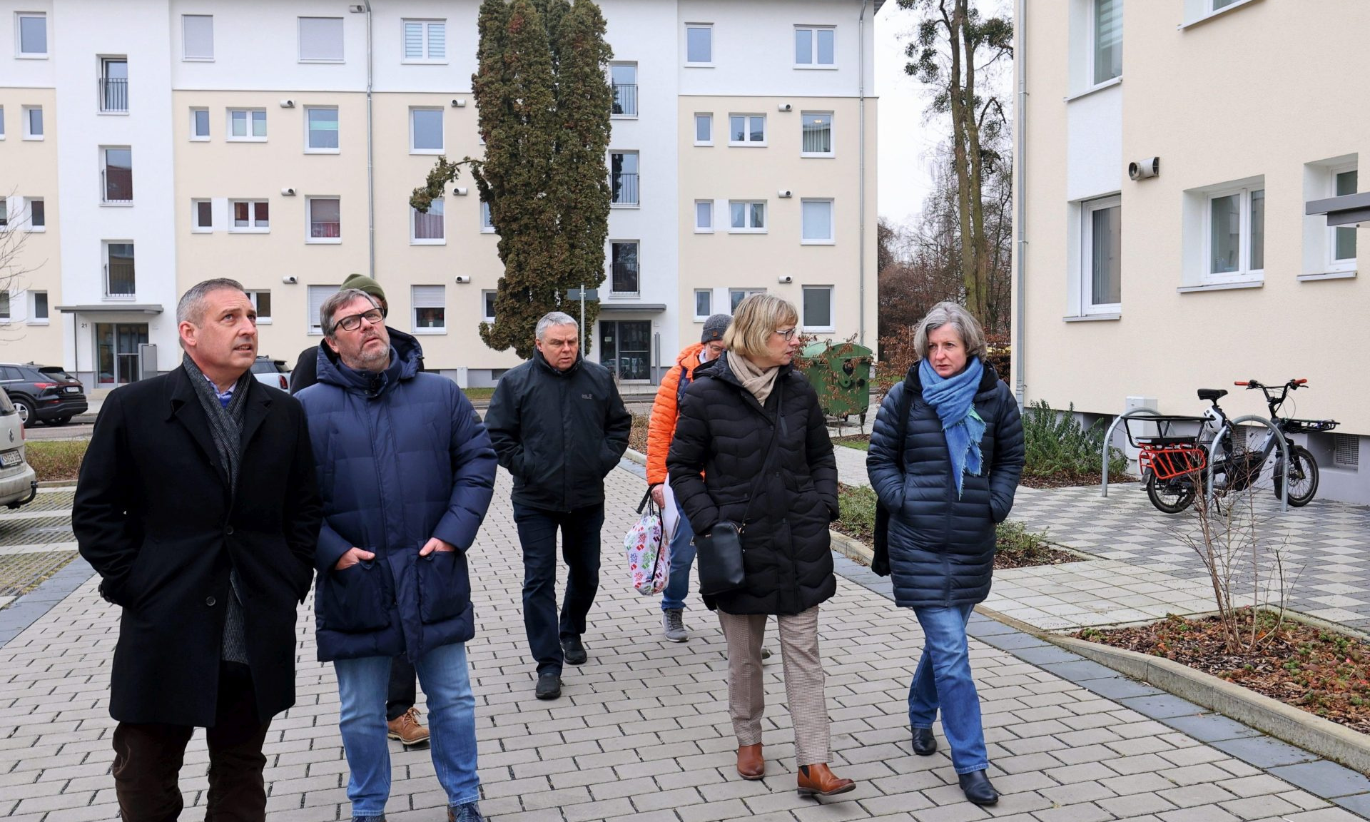 Rundgang durchs Quartier: Monika Fontaine-Kretschmer (2. v. re.) und Simone Fedderke, Sascha Holstein, NHW-Regionalcenterleiter in Kassel (li.) und Joachim Möller, Leiter FB Modernisierung/Großinstandhaltung.