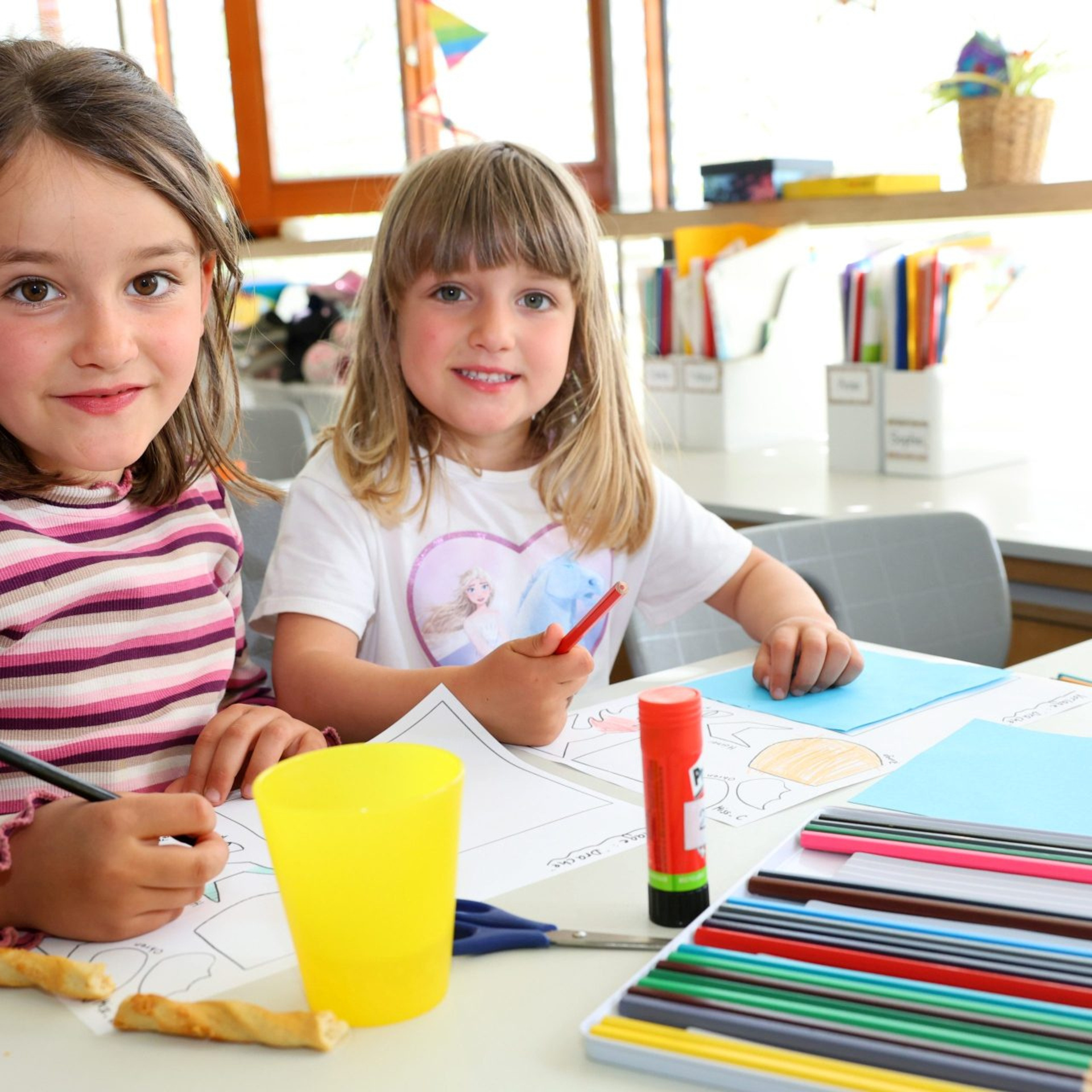 Zwei Mädchen beim Basteln und Malen