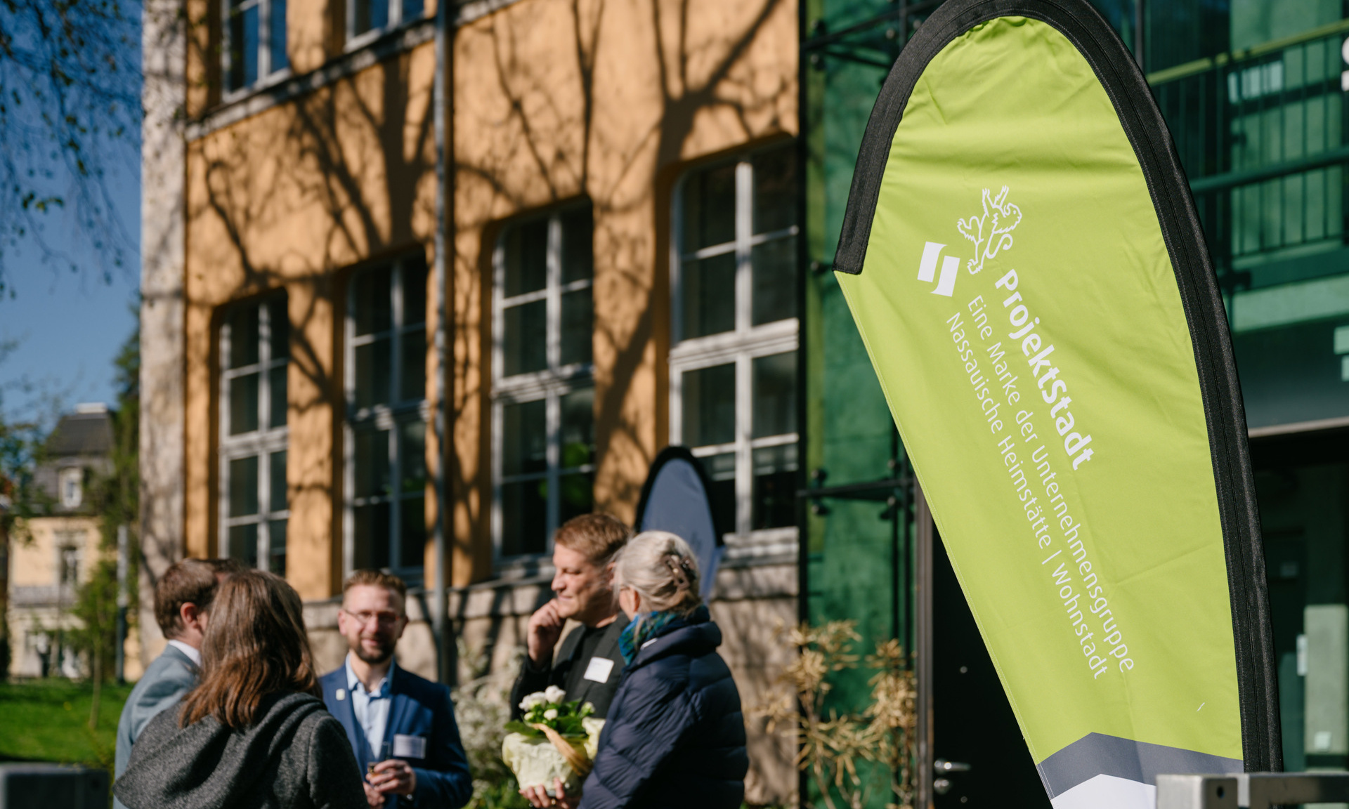 ProjektStadt-Fahne vor dem evangelischen Gemeindezentrum, in dem der offizielle Teil stattfand.