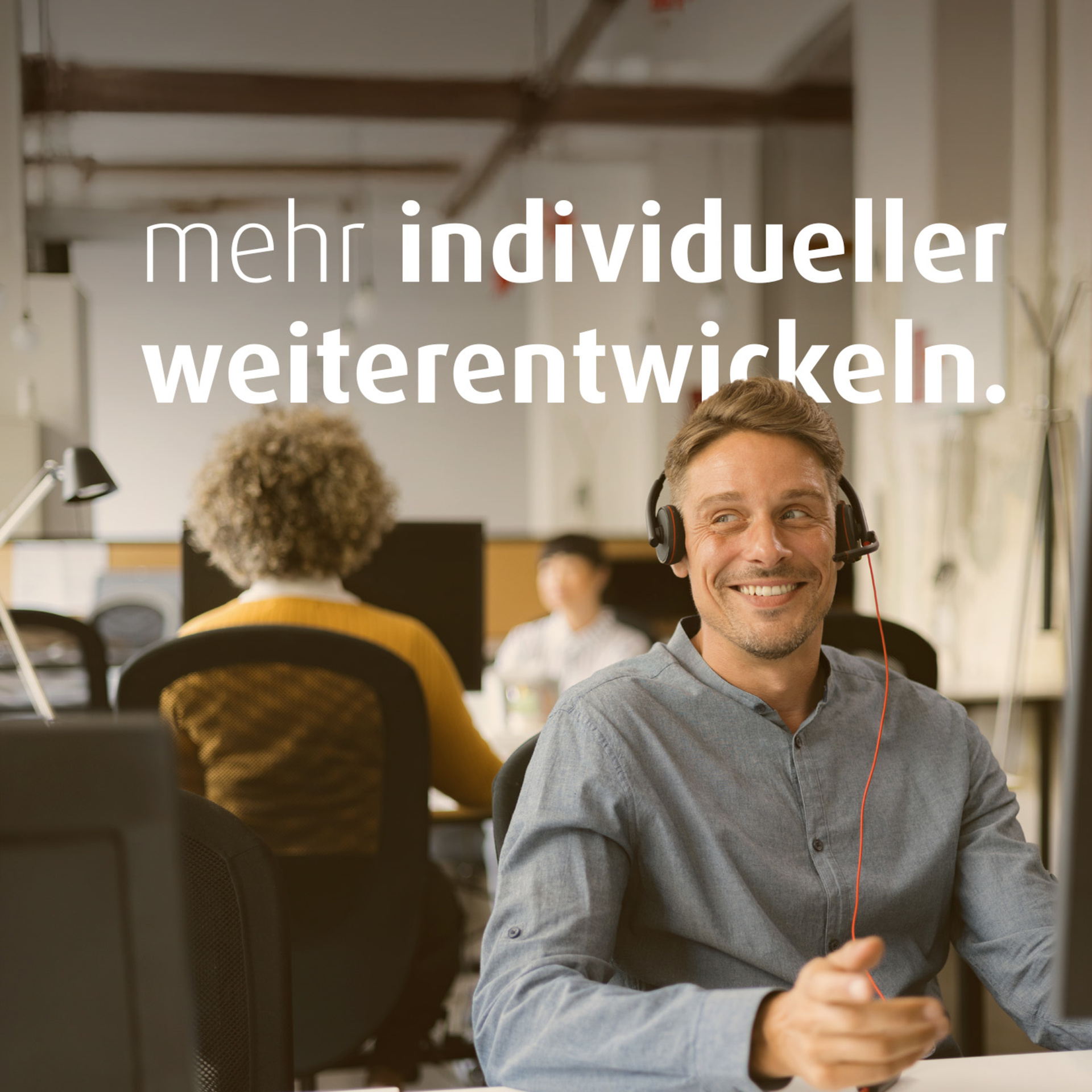 Ein Mann sitzt am Schreibtisch und hat ein Headset auf. Im Hintergrund sieht man weitere Personen an Schreibtischen. Auf dem Bild steht der Text "mehr individueller weiterentwickeln".