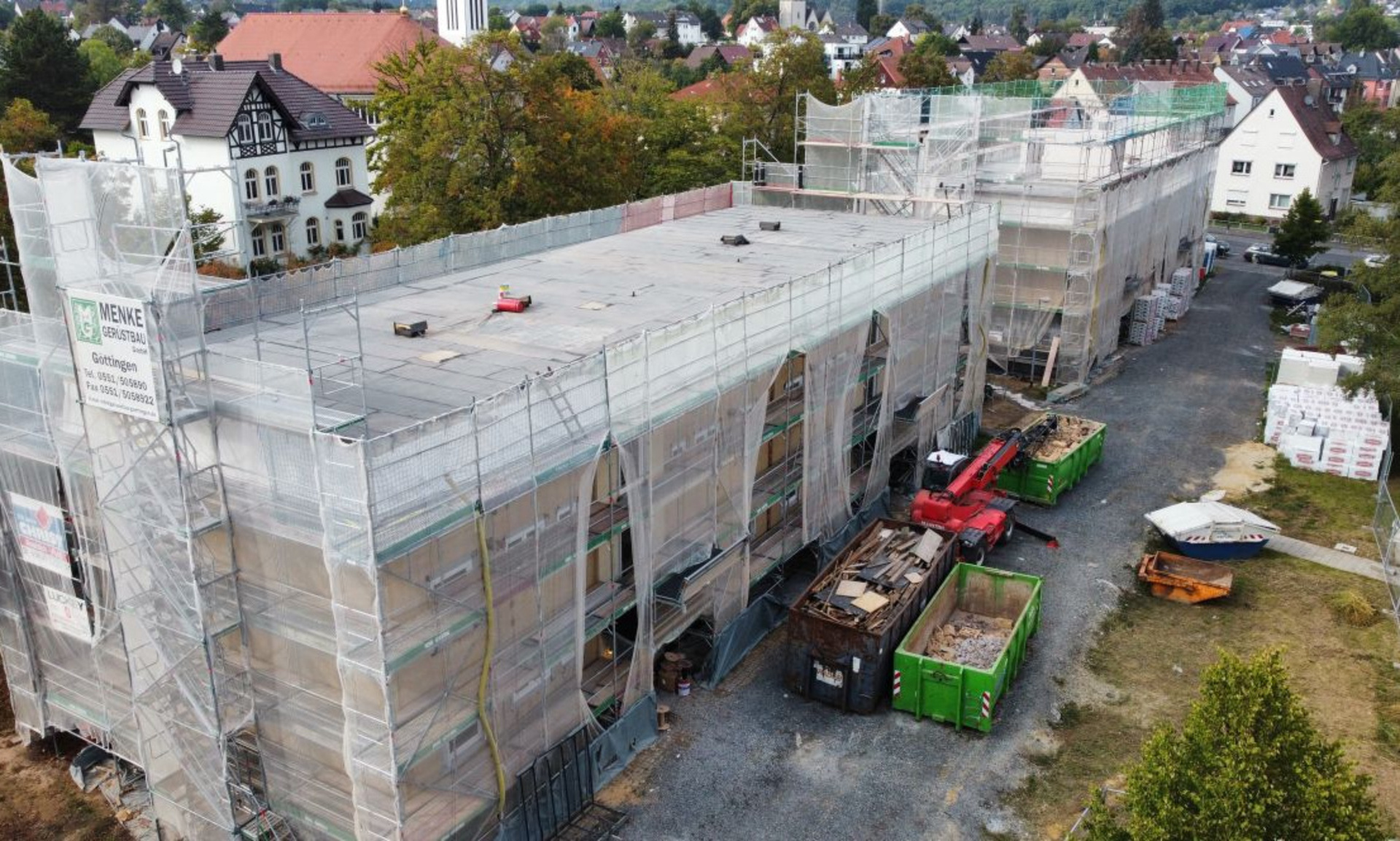 Blick von oben auf die eingerüsteten Gebäude nach Abriss des Dachs und vor Beginn der Aufstockung