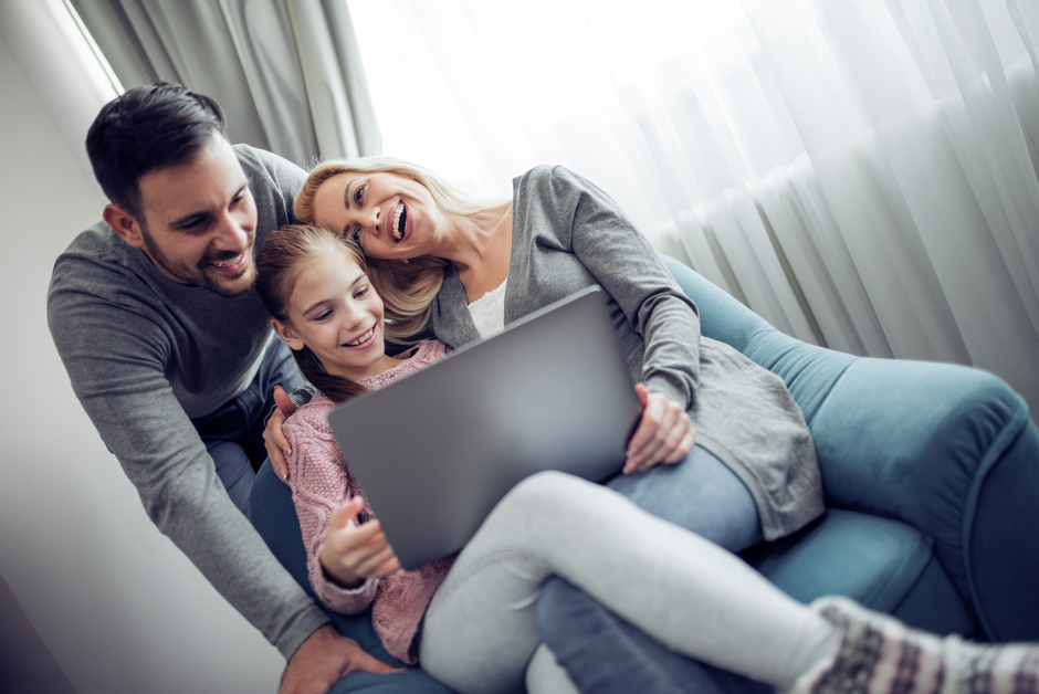 Familie mit Laptop 