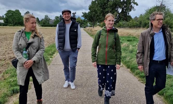 Bundestagsabgeordnete Melanie Wegling (2. v. re.) mit (v. li.) Ortsvorsteherin Natalie Kolb, Christian Walter (SPD Bauschheim) und Michael Kuss von der ProjektStadt auf der Eselswiese