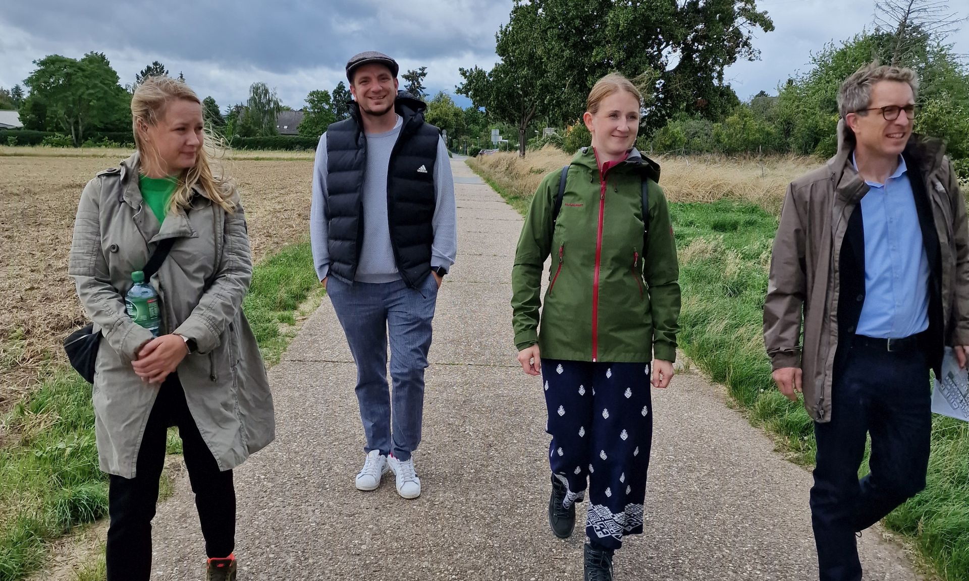 Bundestagsabgeordnete Melanie Wegling (2. v. re.) mit (v. li.) Ortsvorsteherin Natalie Kolb, Christian Walter (SPD Bauschheim) und Michael Kuss von der ProjektStadt auf der Eselswiese