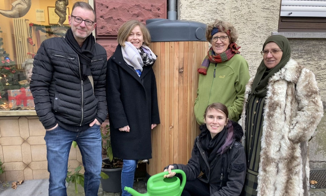 (v.l.) Dr. Jürgen Schmitt (ProjektStadt) vom Stadtteilmanagement Innenstadt Höchst, Anne Lederer vom Stadtplanungsamt sowie Felicita Baumann, Bernadette Neuhaus und Rukaia Mousa, Patinnen von Pflanzbeeten der „Höchster Stadtgärtner:innen“ am Andreasplatz.