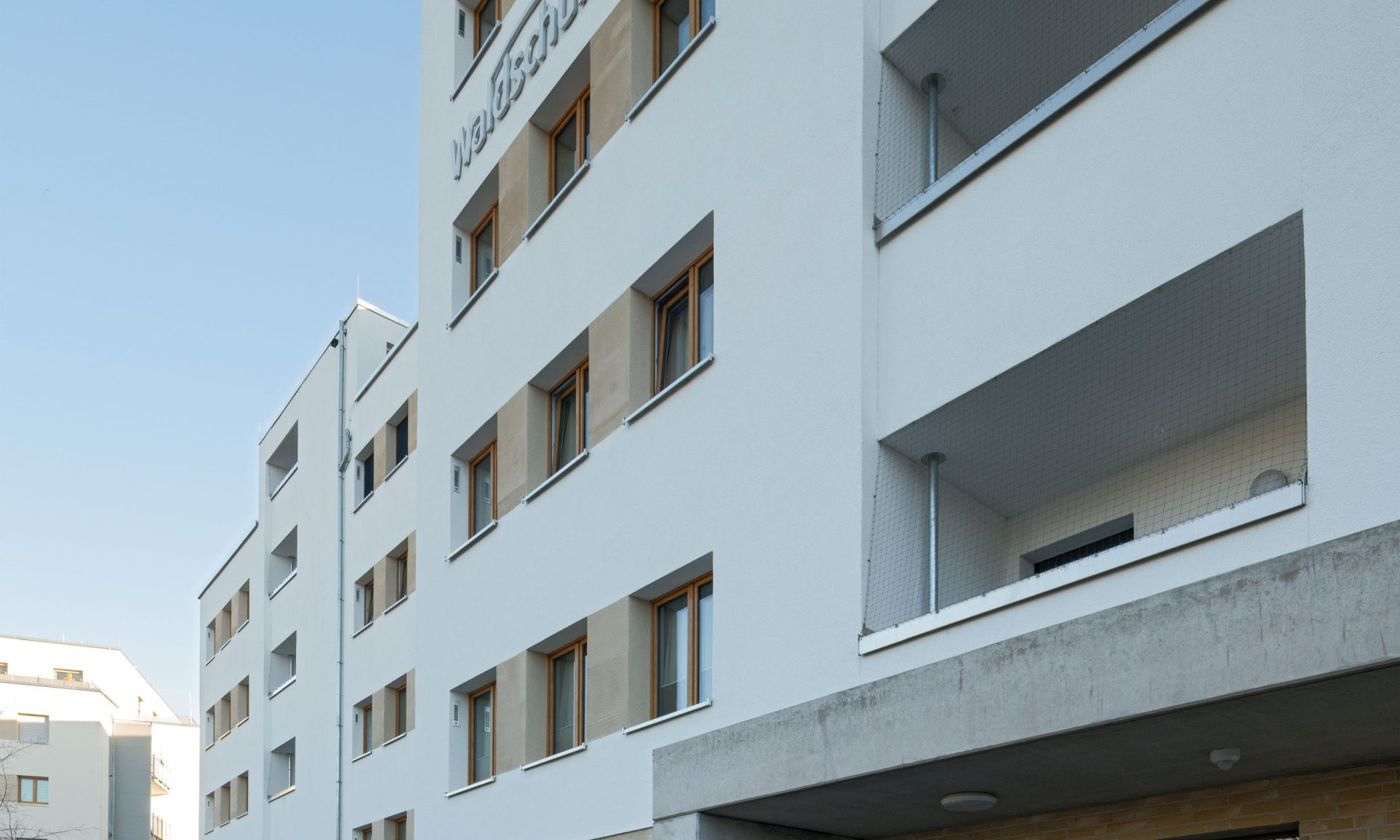 Blick von der Seite auf ein Mehrfamilienhaus