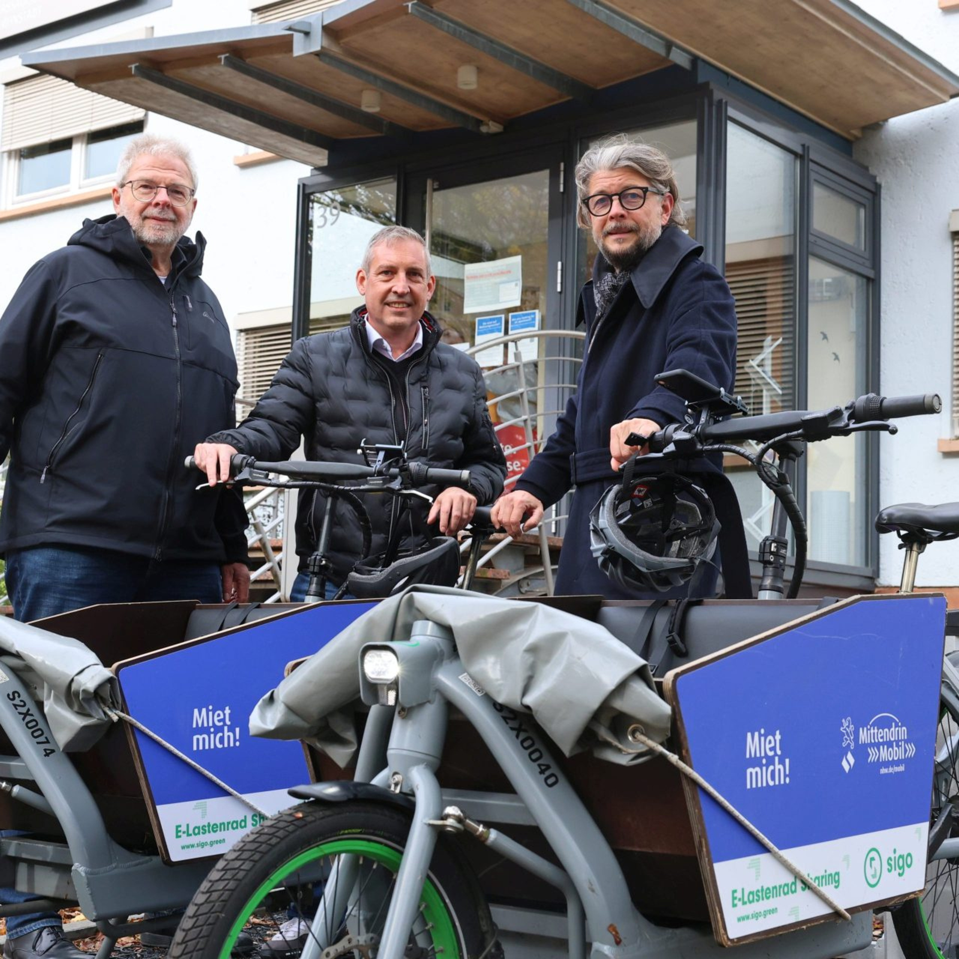 (v. li.) Hendrik Hoekstra (NHW, Leiter Servicecenter Marburg), Sascha Holstein (NHW, Leiter Regionalcenter Kassel) und Kai von Borck (Geschäftsführer sigo green GmbH) mit zwei Lastenrädern