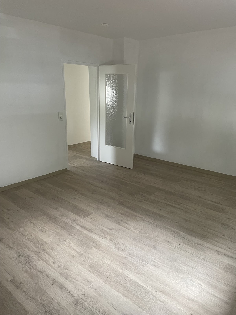 25215_Birkenweg 8_EG rechts_Wohnzimmer