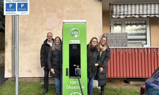 Ortstermin an der Ladestation in Baunatal: (v. li.) Henning Löwer, Melanie Langhuth, Elena Krone und Julia Ranft von der NHW-Tochter MET.