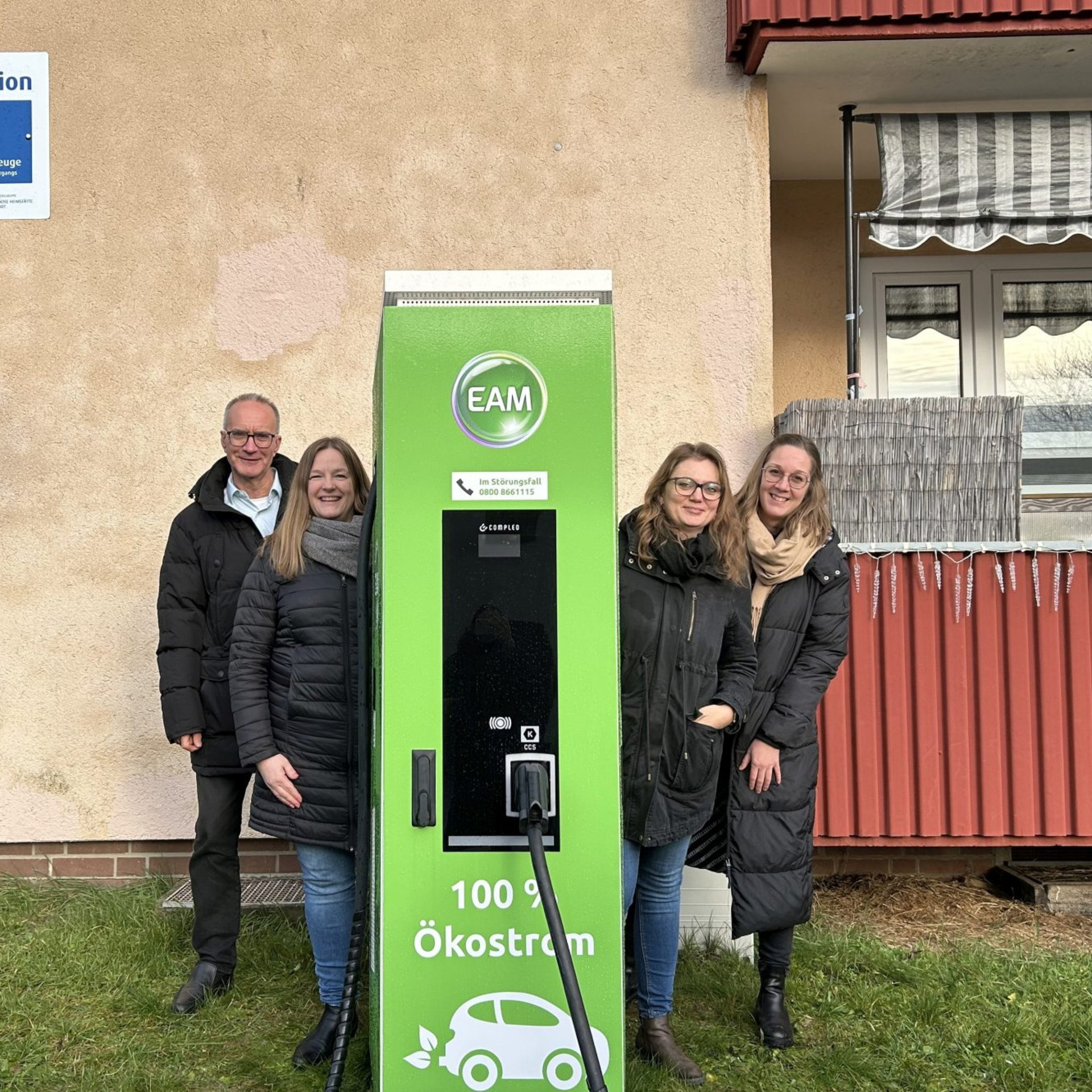 Ortstermin an der Ladestation in Baunatal: (v. li.) Henning Löwer, Melanie Langhuth, Elena Krone und Julia Ranft von der NHW-Tochter MET.