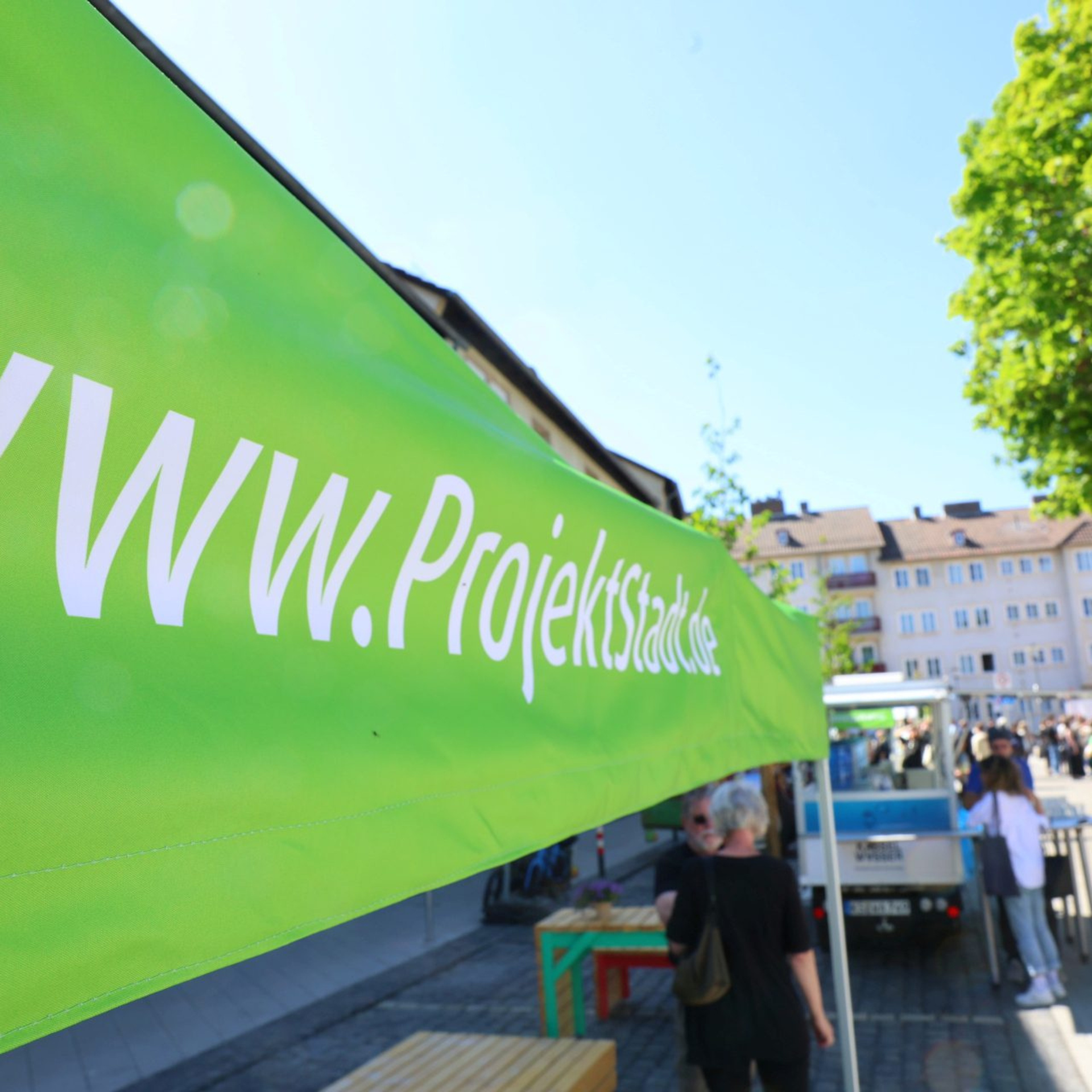 Banner der ProjektStadt, weiße Schrift auf grünem Grund