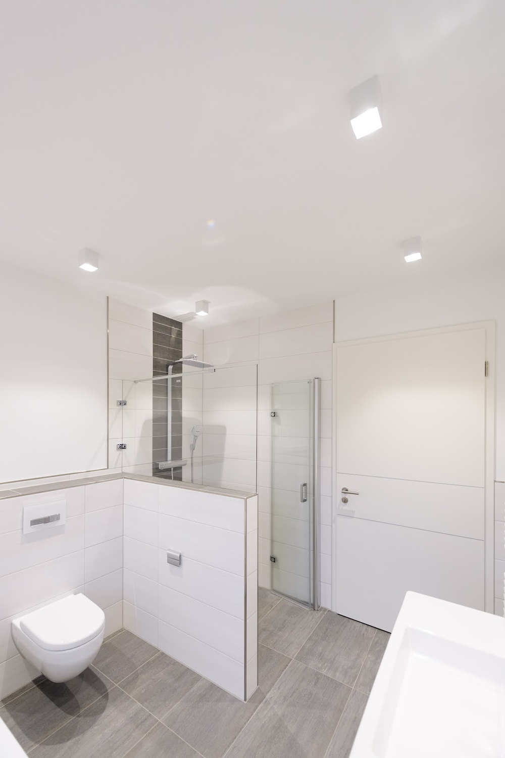 Badezimmer mit Dusche und Wanne