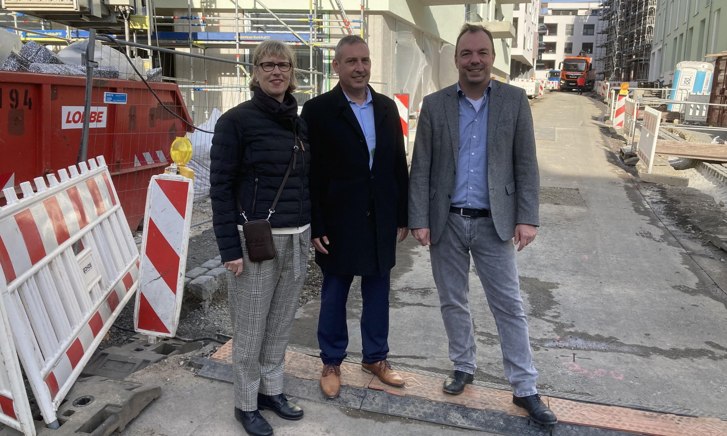 NHW-Geschäftsführerin Monika Fontaine-Kretschmer, Kassels Oberbürgermeister Christian Geselle (re.) und Regionalcenterleiter Sascha Holstein besichtigen das MartiniTor