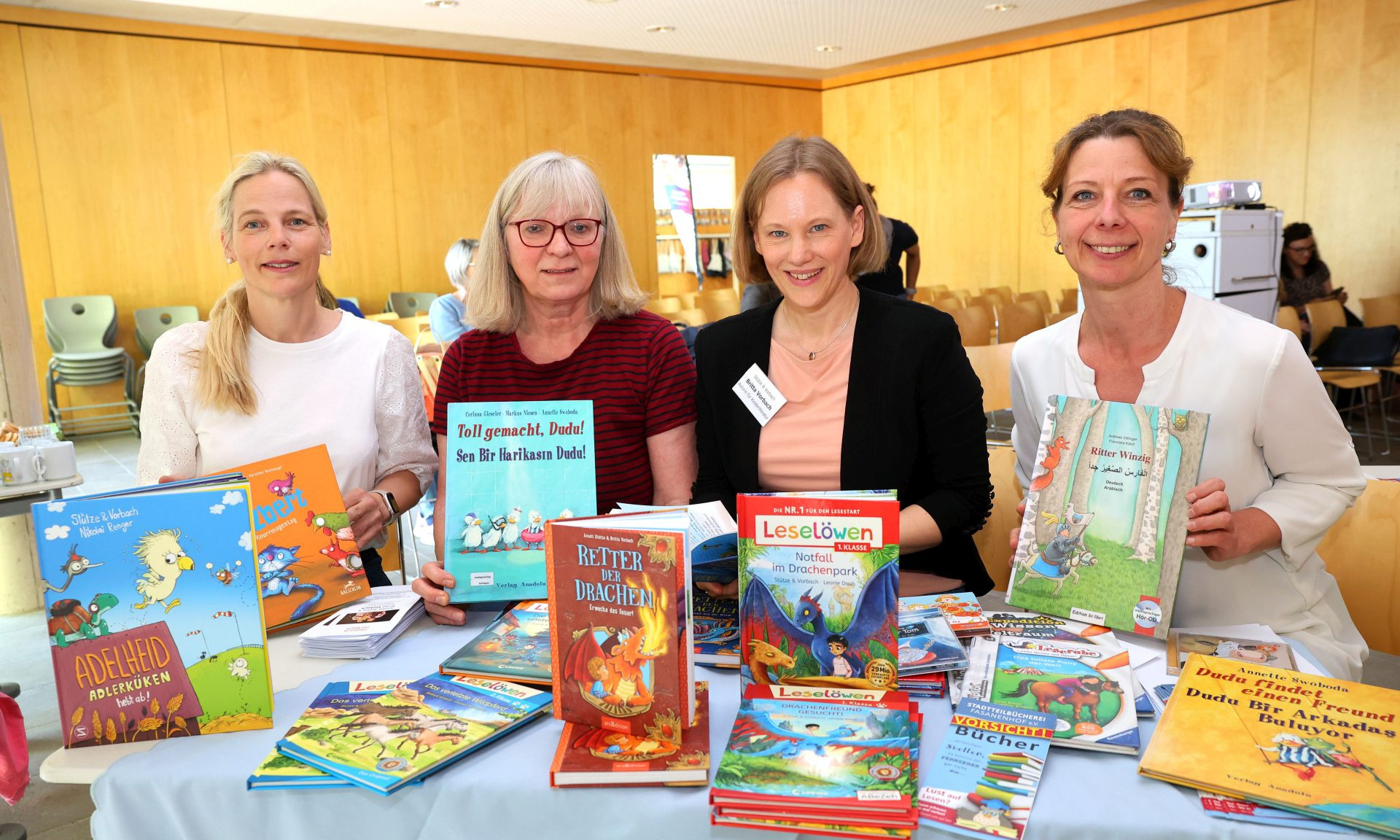 (v.l.) Kristiane Bäumner (Sozialpädagogische Leiterin Elterncafé Grundschule Wolfsanger-Hasenhecke), Sabine Ude (Stadtteilbücherei Fasanenhof e.V.), Autorin Britta Vorbach und Jennifer Linke (NHW, Soziale Quartiersentwicklung). Foto: NHW / Andreas Fischer