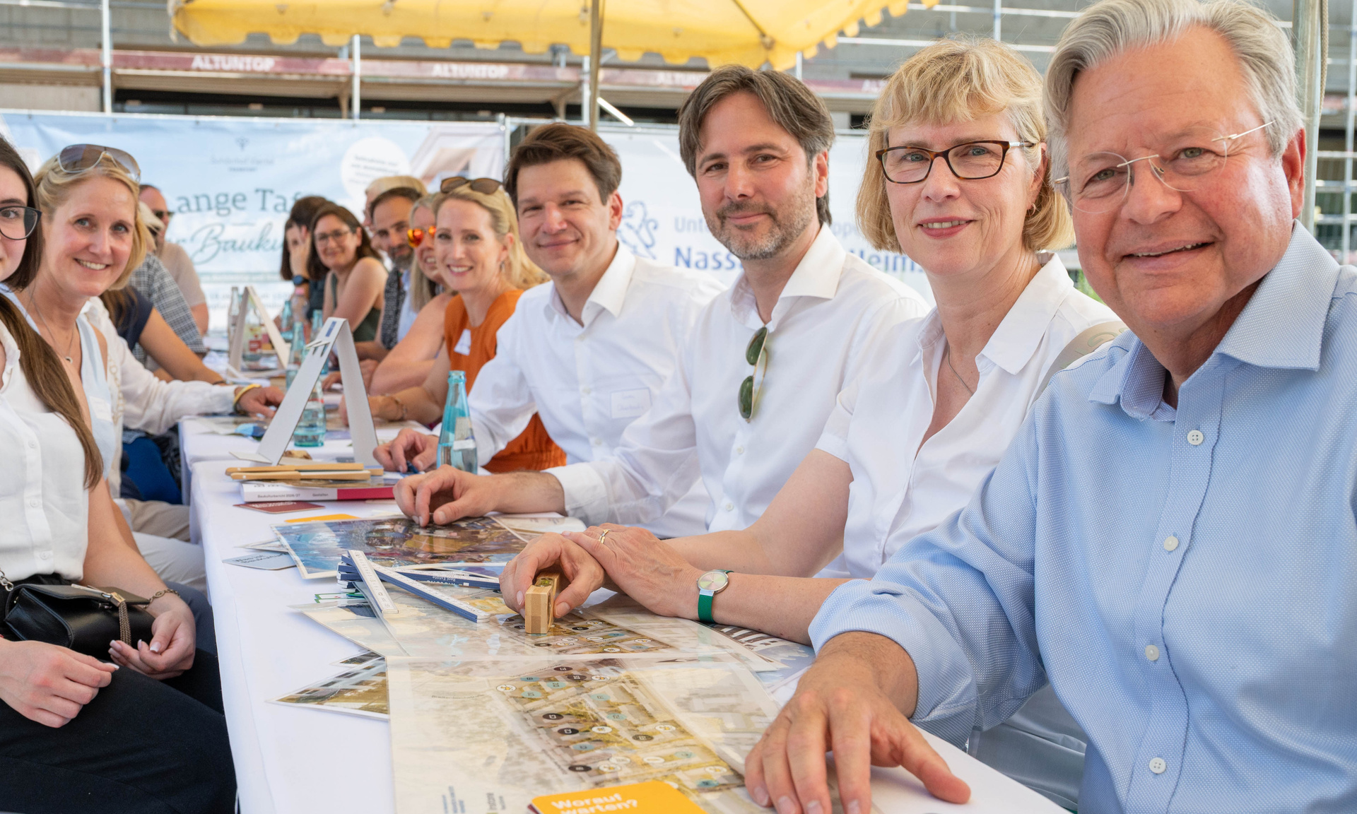 (v.r.) NHW-Geschäftsführer Dr. Constantin Westphal, NHW-Geschäftsführerin Monika Fontaine-Kretschmer, Stadtplanungsdezernent Prof. Marcus Gwechenberger und Niederlassungsleiter Instone Sascha Querbach, nutzen die Lange Tafel zum Austausch. Foto: NHW/Strohfeldt