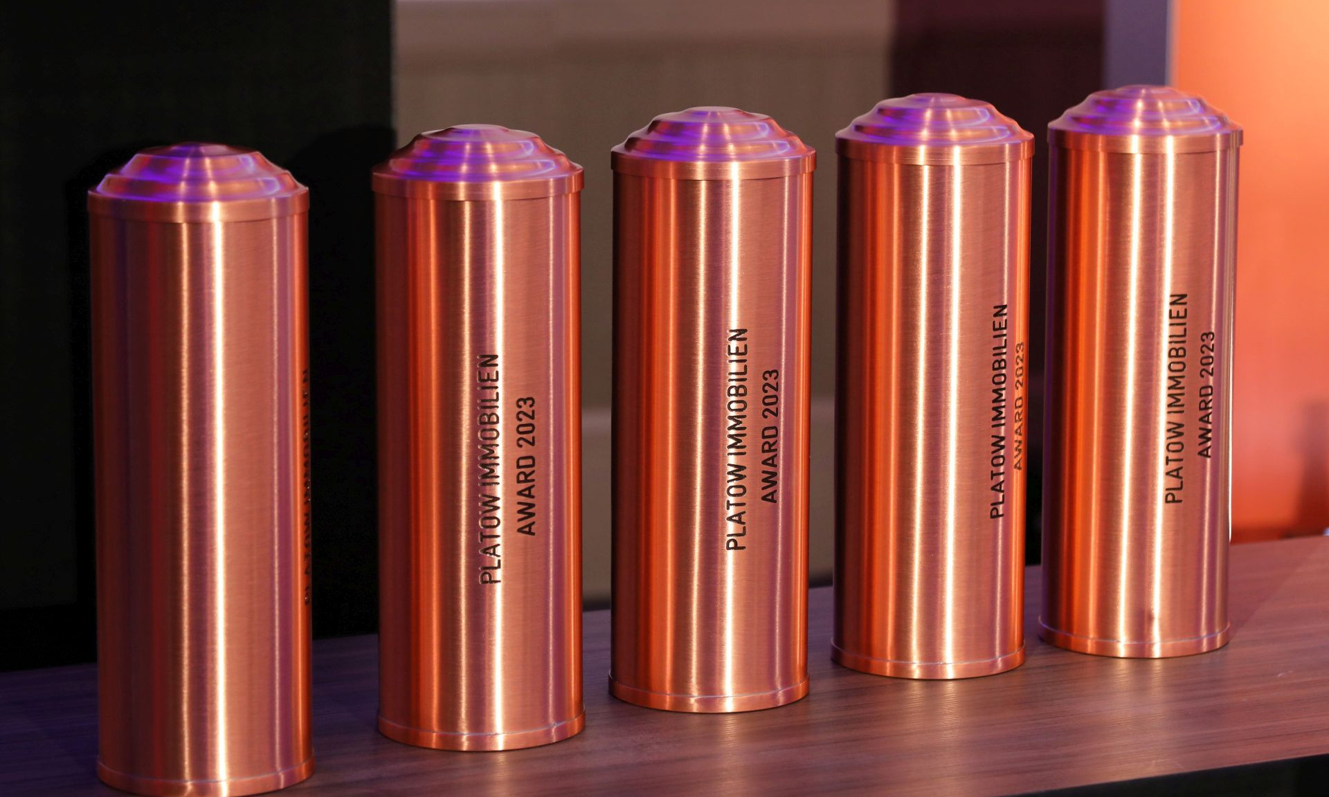 Bild des PLATOW Awards in Form einer kupfernen Zeitkapsel.