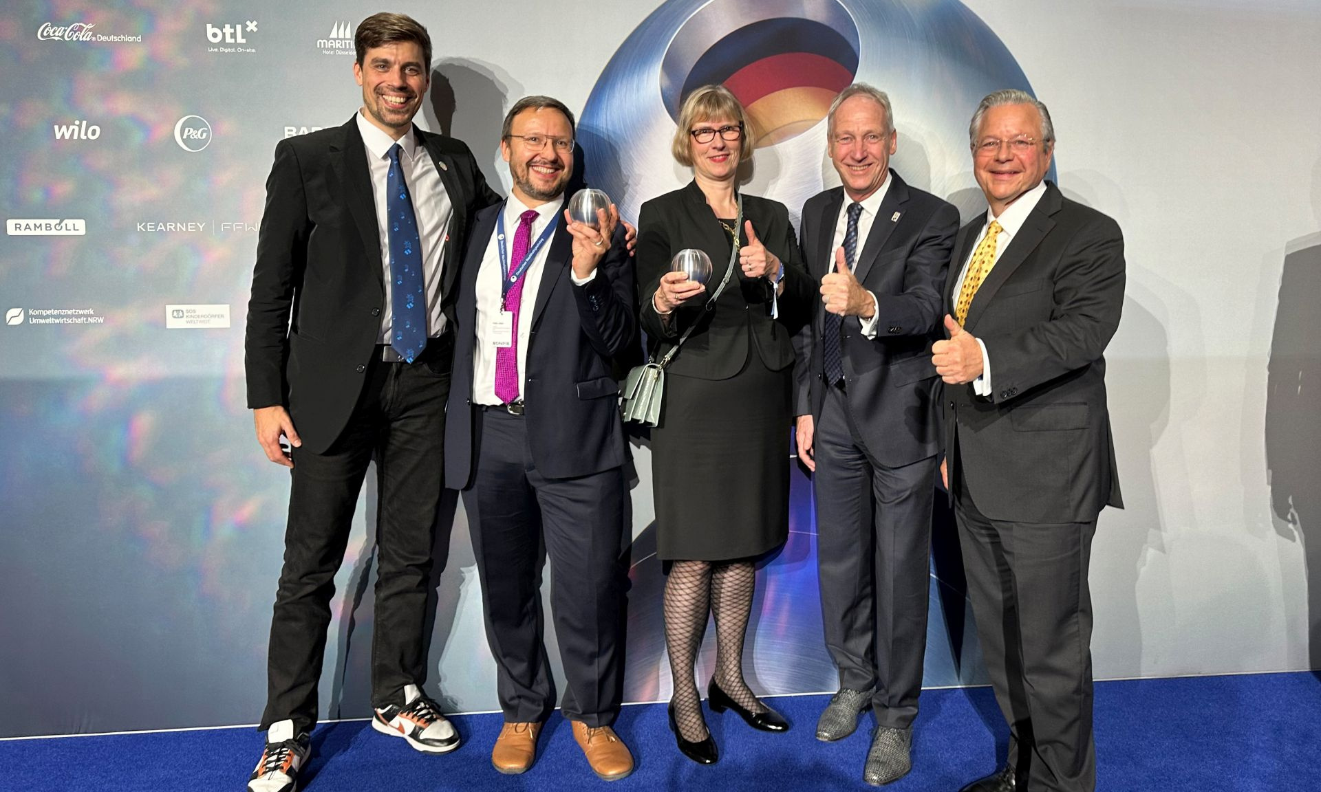 Preisverleihung des DNP: v.l.: Gregor Steiger, NHW-Projektleiter Nachhaltigkeitsmanagement, Felix Lüter Leiter NHW-Nachhaltigkeitsmanagement, NHW-Geschäftsführerin Monika Fontaine-Kretschmer, Leitender Geschäftsführer der NHW Dr. Thomas Hain und NHW-Geschäftsführer Dr. Constantin Westphal.