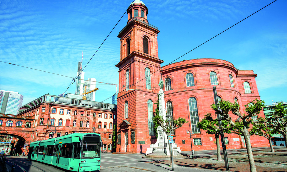 Frankfurter Paulskirche und davor fährt eine RMV Straßenbahn vorbei