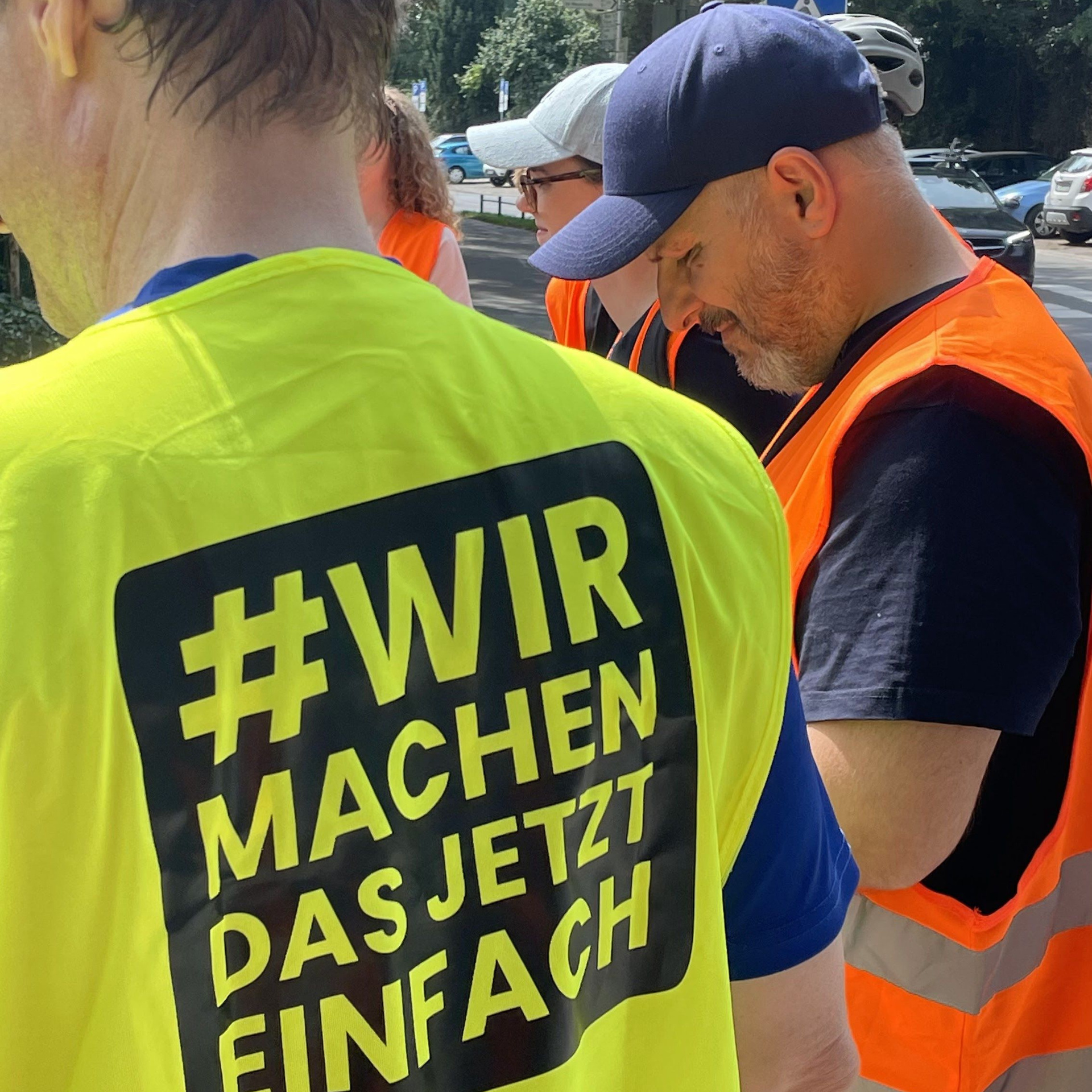 Menschen beim Müllsammeln bei Projekt Wir Machen Das Jetzt Einfach