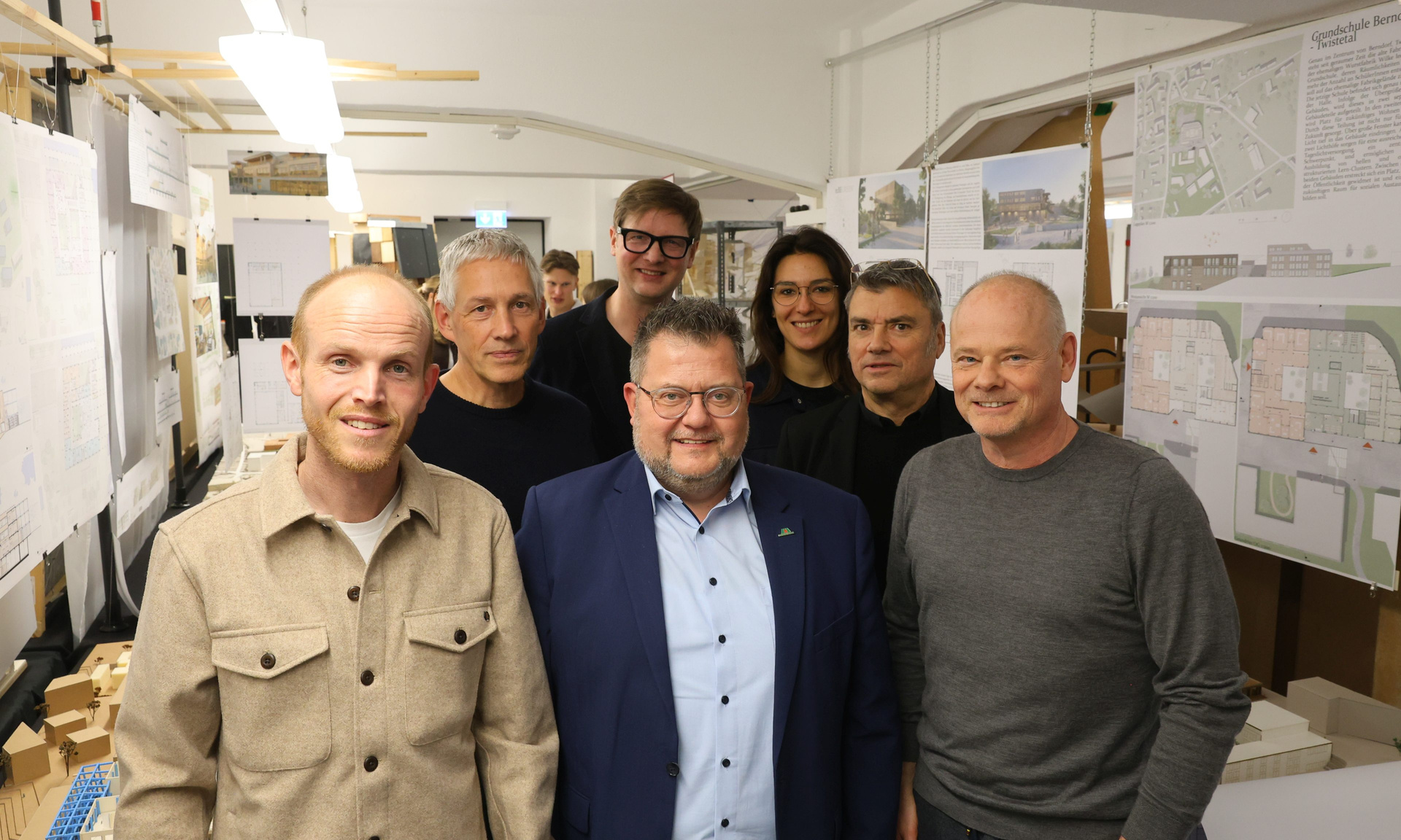 Die Jury: (vorne v. li.) Matthias Lippe (Bauamtsleiter Gemeinde Twistetal), Friedrich Vogel (Bürgermeister Gemeinde Twistetal), Ulrich Türk (NHW) sowie (hinten li.), Prof. Frank Kasprusch (Architekt Berlin und Uni Kassel, Fachgebiet Entwerfen und Nachhaltiges Bauen), Prof. Claus Anderhalten (hinten re., Architekt Berlin und Uni Kassel, FG Entwerfen im Bestand) mit Malee Hidebrand (wissenschaftliche Mitarbeiterin Uni Kassel). Foto: NHW / Andreas Fischer