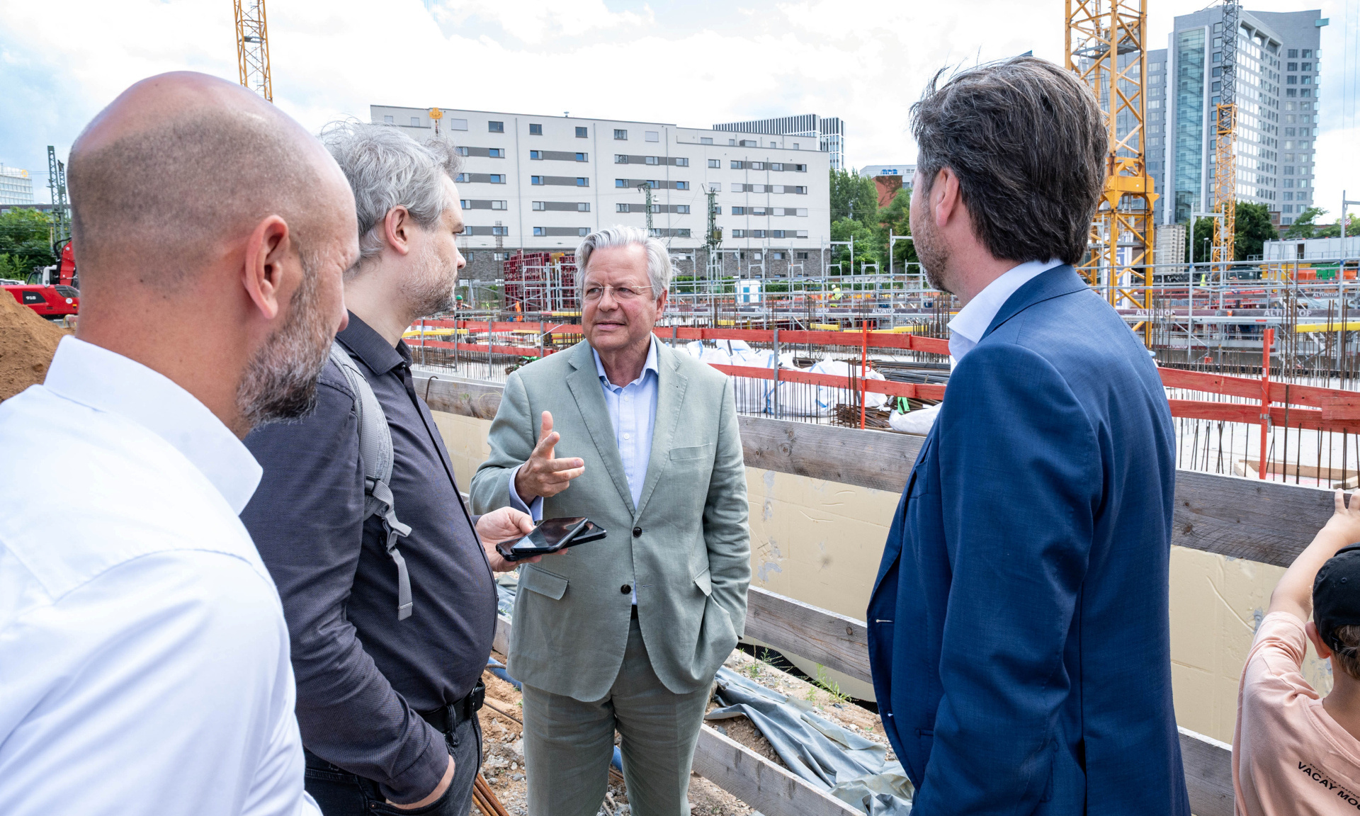 Im Anschluss verschafften sich NHW-Geschäftsführer Dr. Constantin Westphal und Planungsdezernent Prof. Marcus Gwechenberger einen Überblick über den Baufortschritt im Schönhof-Viertel. Foto: NHW/ Strohfeldt