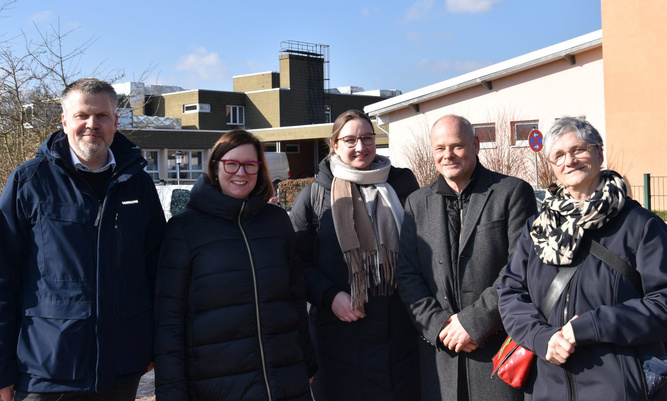 (v. li.) Bürgermeister Stefan Knoche, Staatssekretärin Manuela Strube, Lucy Grossmann (Programmverantwortliche im Hessischen Wirtschaftsministerium), Ulrich Türk (ProjektStadt, Fachbereichsleiter Stadtentwicklung Nord) und Veronika Schreck (ProjektStadt, Quartiersmanagerin).