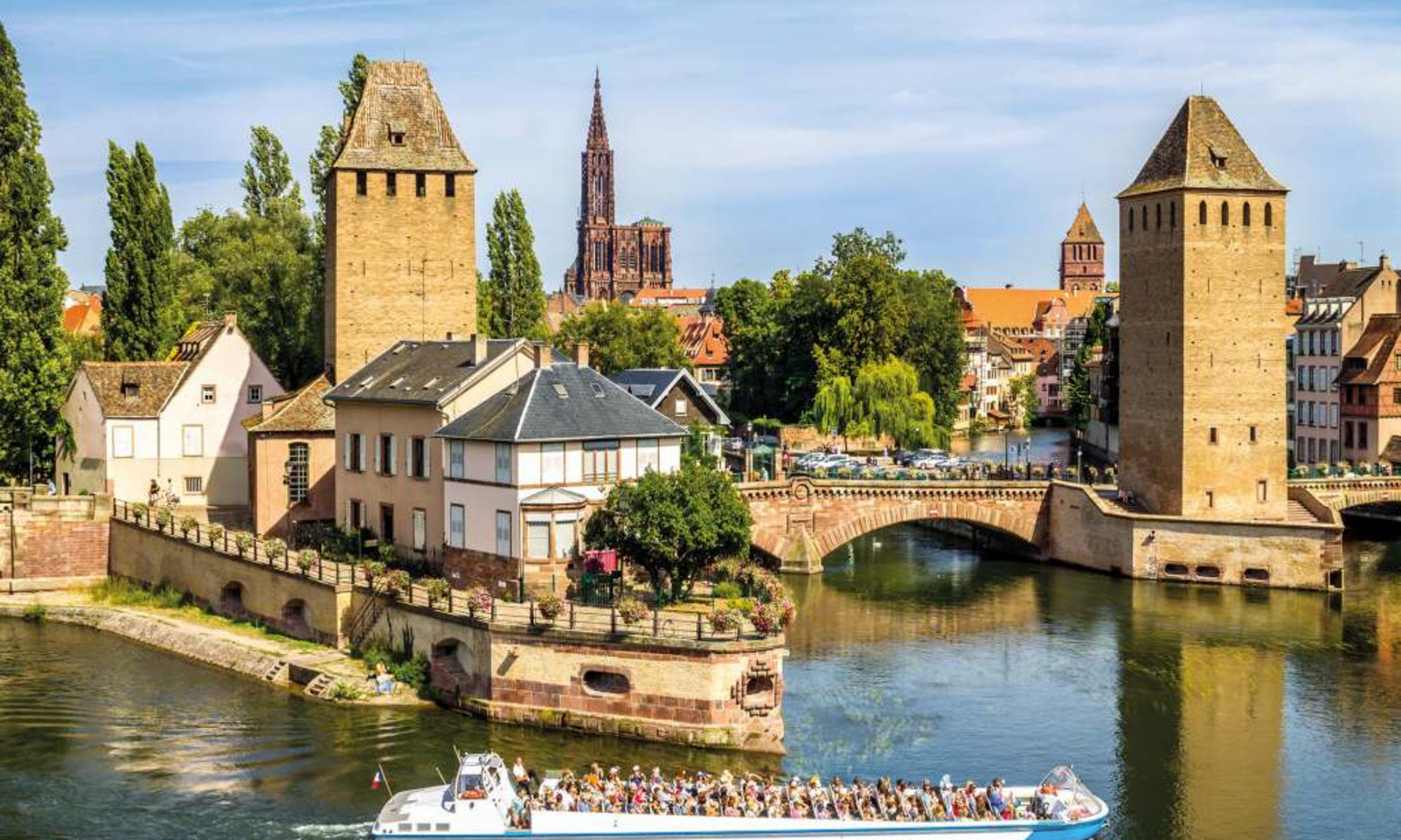 Fluss in Straßburg mit einem Touristenboot im Vordergrund